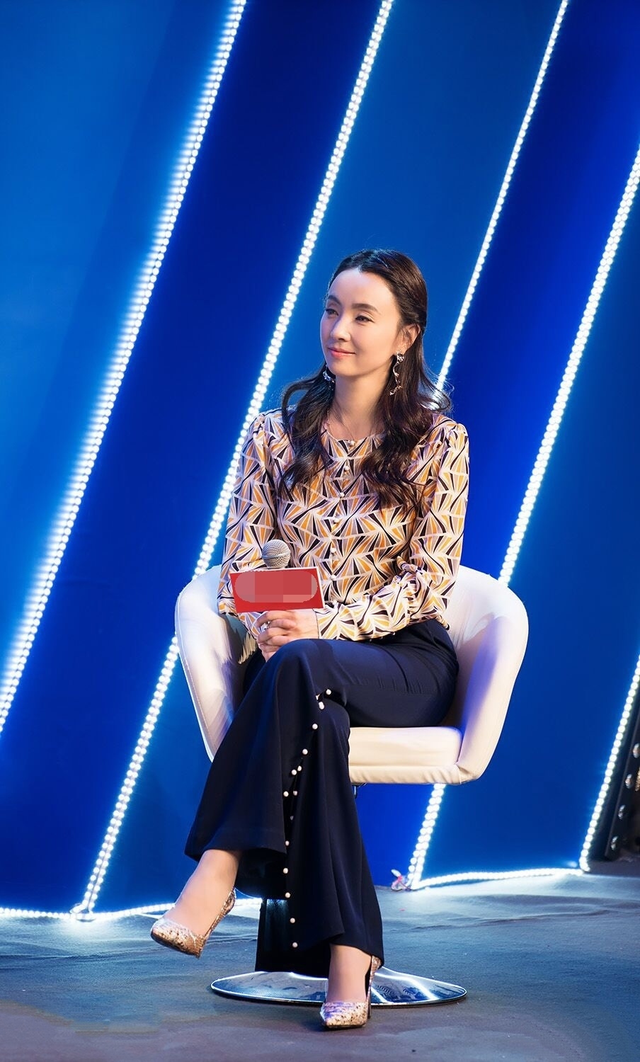 一身白色西装外套,内搭黑色吊带,坐在黑色高跟鞋上,气质瞬间up up!