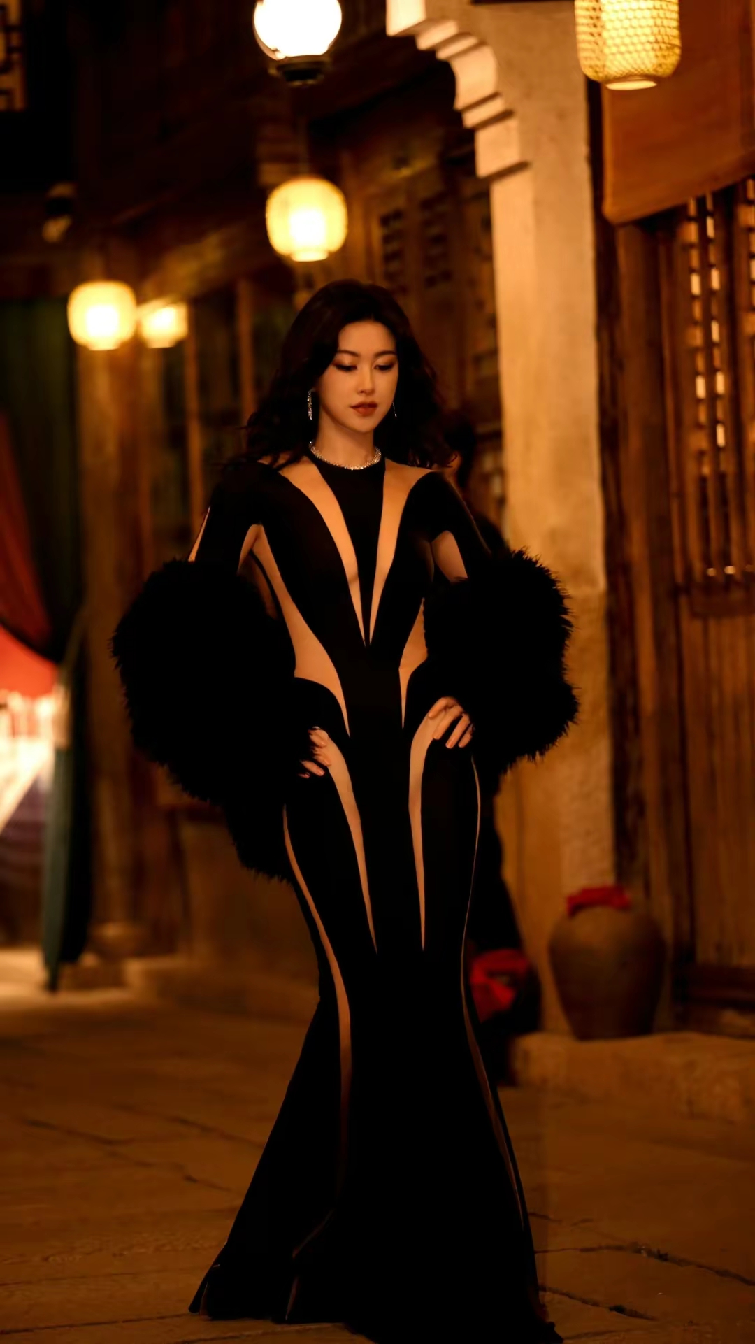 朱珠造型惊艳登场!黑金梦幻长裙,让你成为派对焦点!