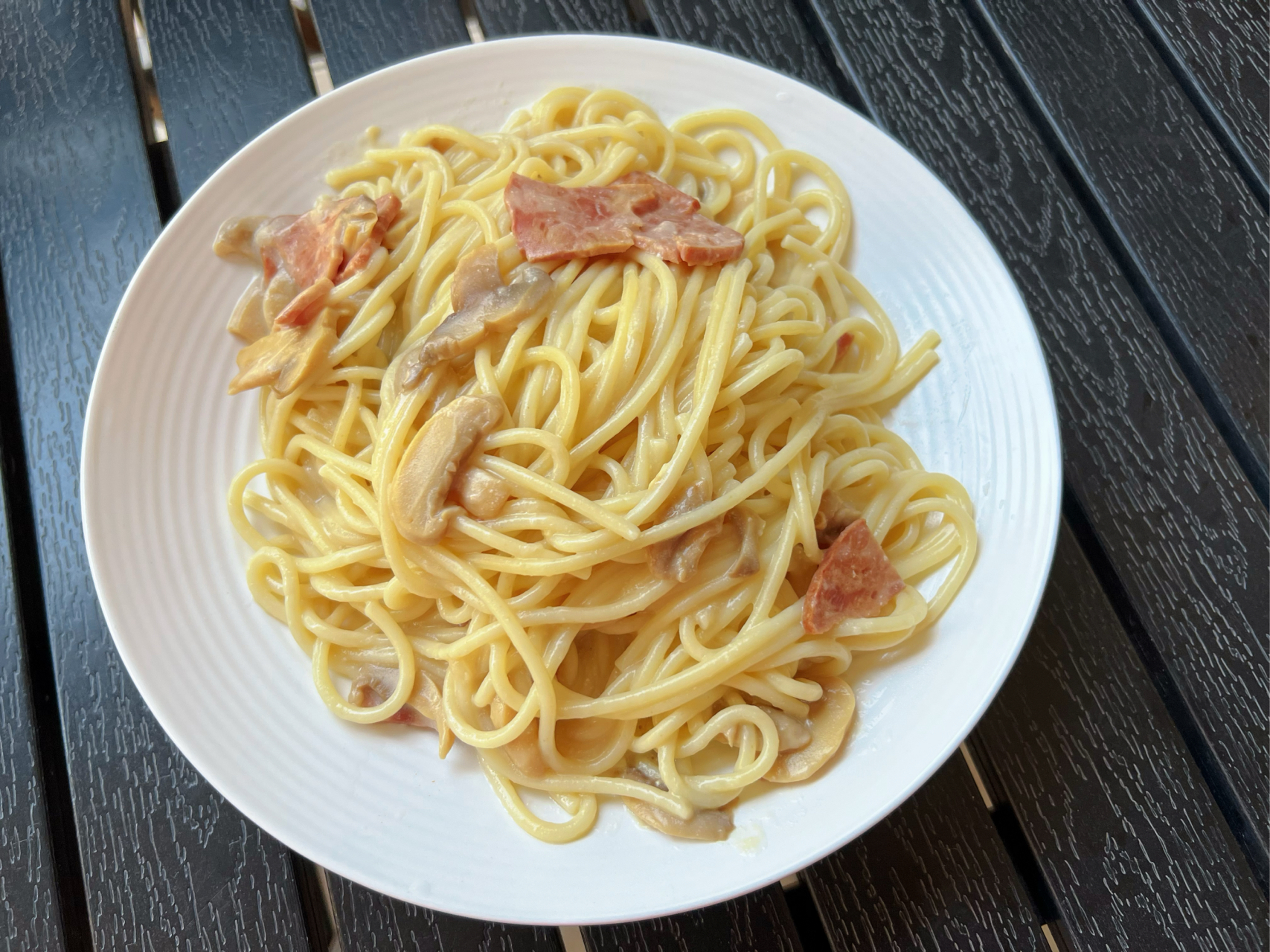 今天给侄女做了奶油培根蘑菇意大利面,烧开水,放了橄榄油和盐,再放