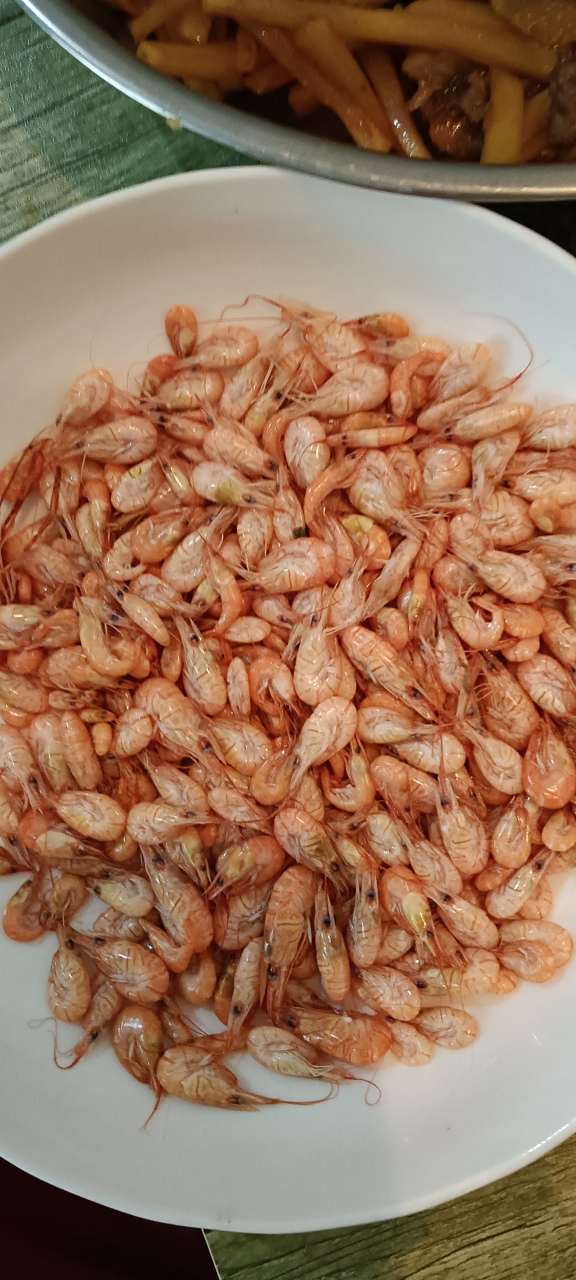 砰砰,一阵敲门声,让刘小春不得不放下怀里刚出生满月的儿子.