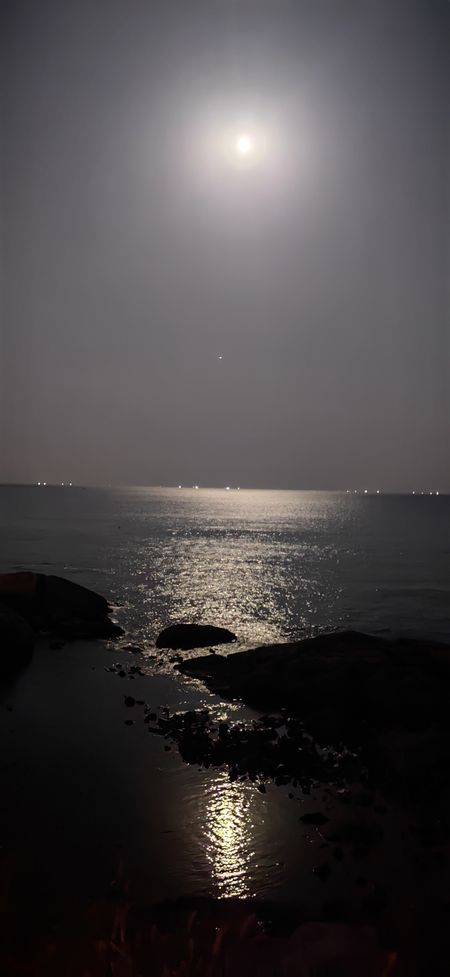 远处的灯塔,为这片海洋的每一个夜晚都