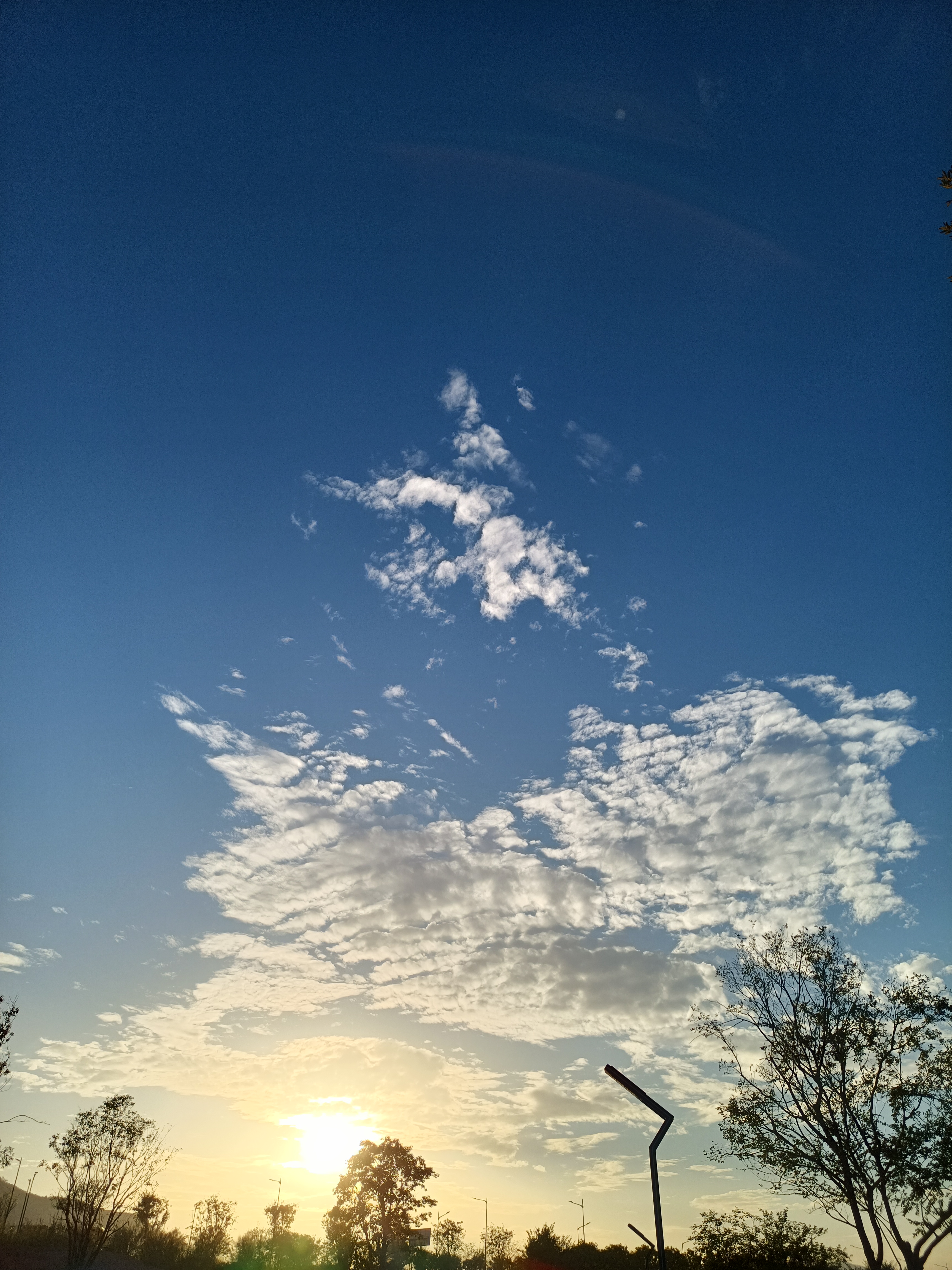 看看天空,实在是日夜颠倒的忙碌,趁着假期好好出去走走,这样心情好点
