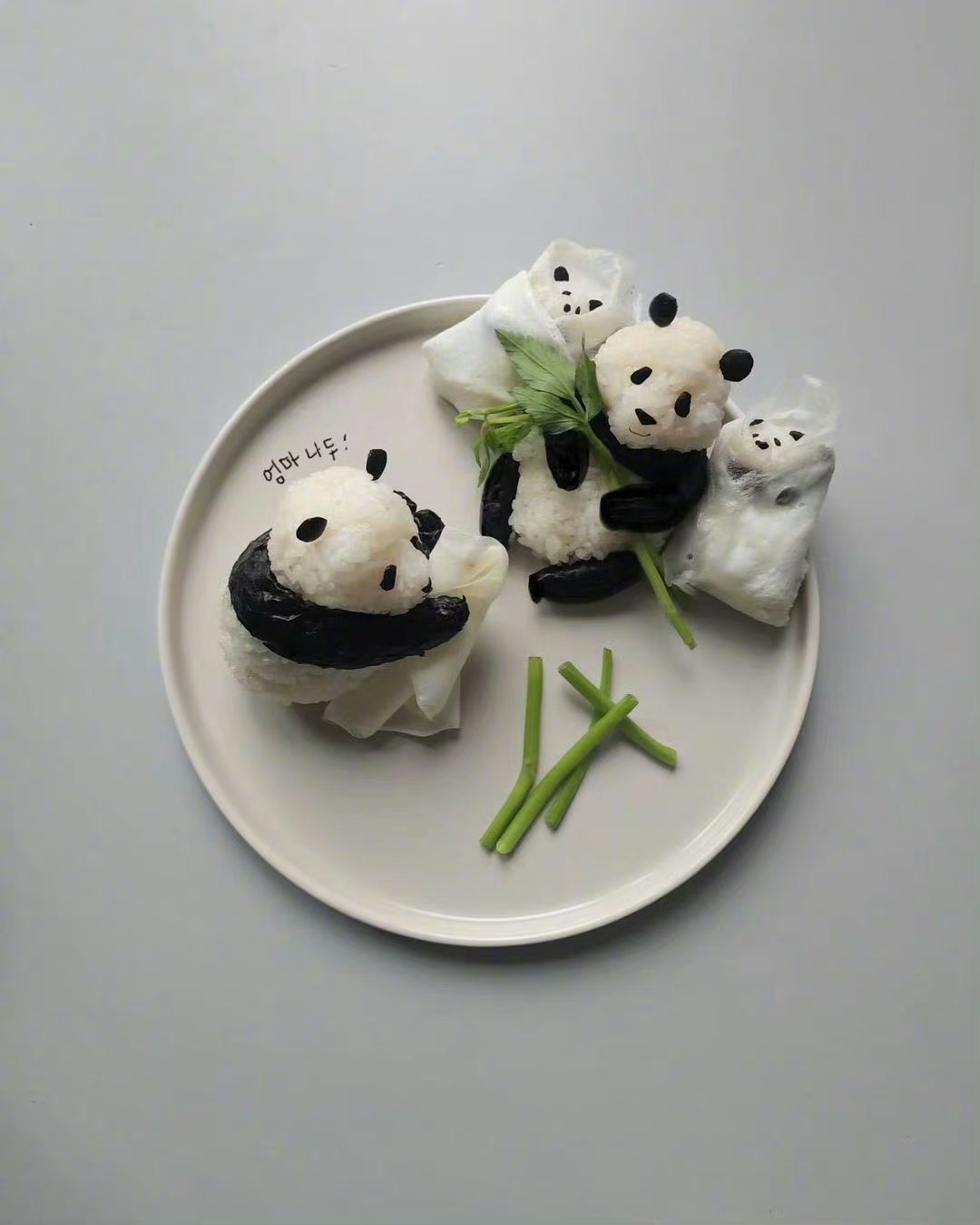 可爱的熊猫饭团来自ins:sibatable 真是超级治愈的饭团,吃了它,会不会
