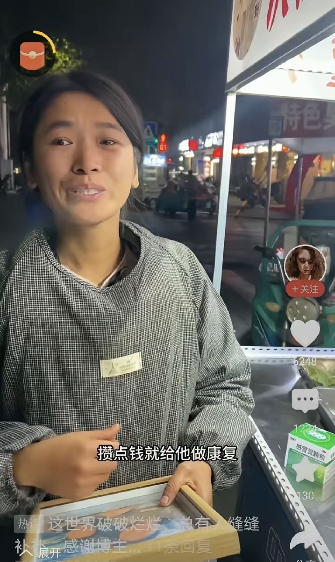 济宁街头,一位年轻的母亲守着她的卷饼摊,身旁的儿童车上坐着她的孩子