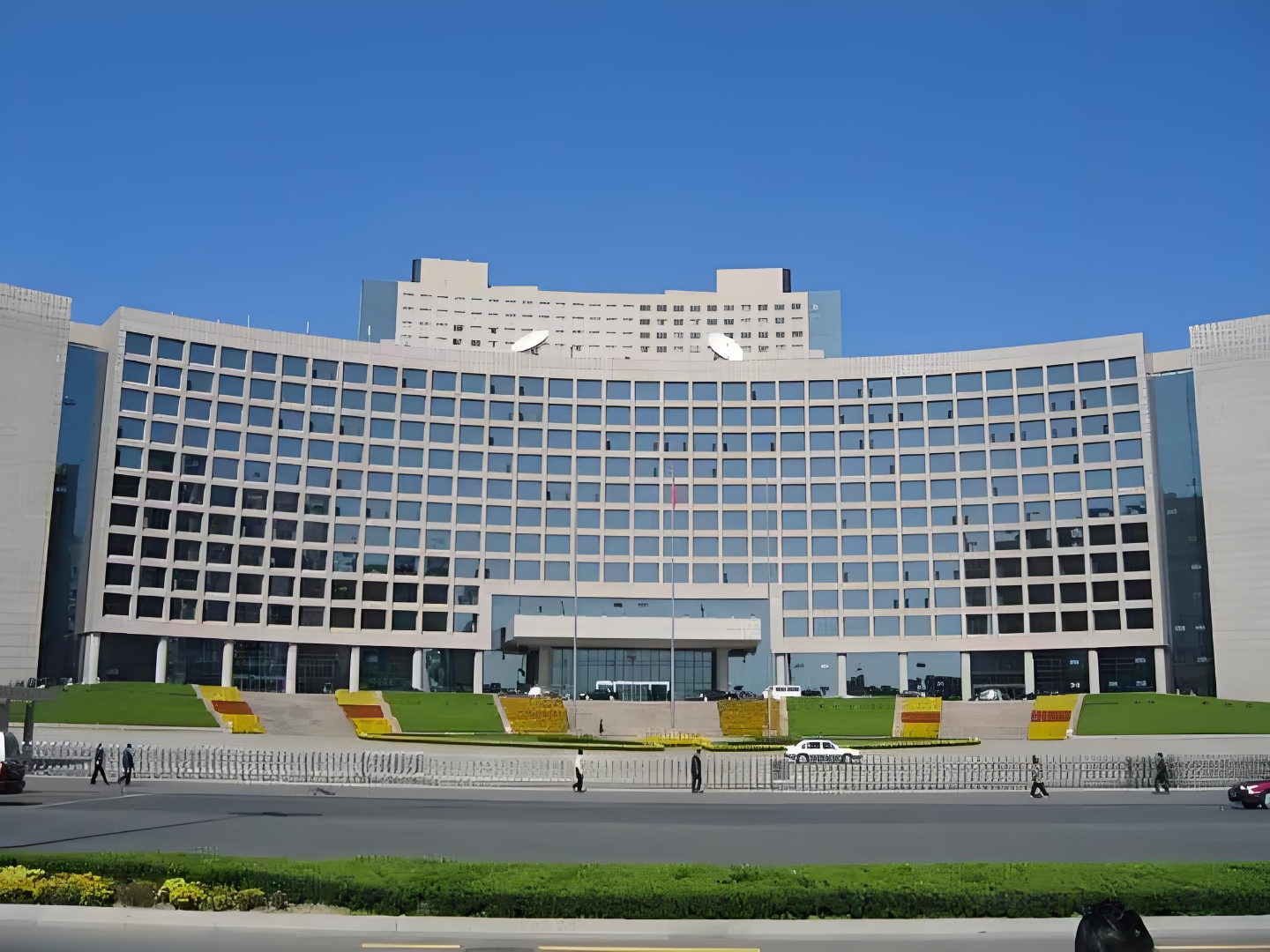 3月末去了青岛,在五四广场附近游玩了几天,觉得广场对面的青岛市政府