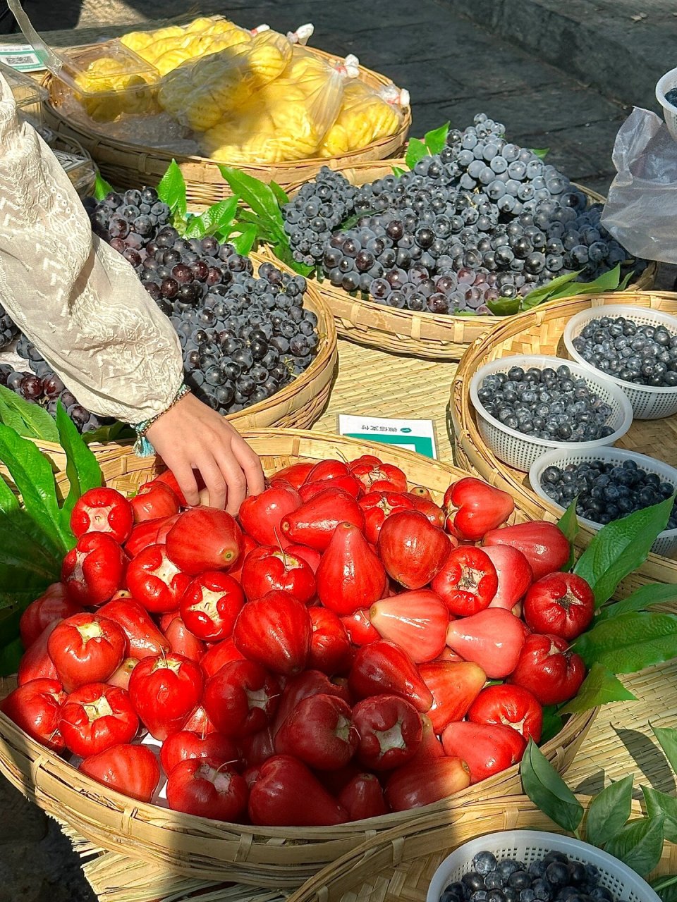 大理红色透明水果图片