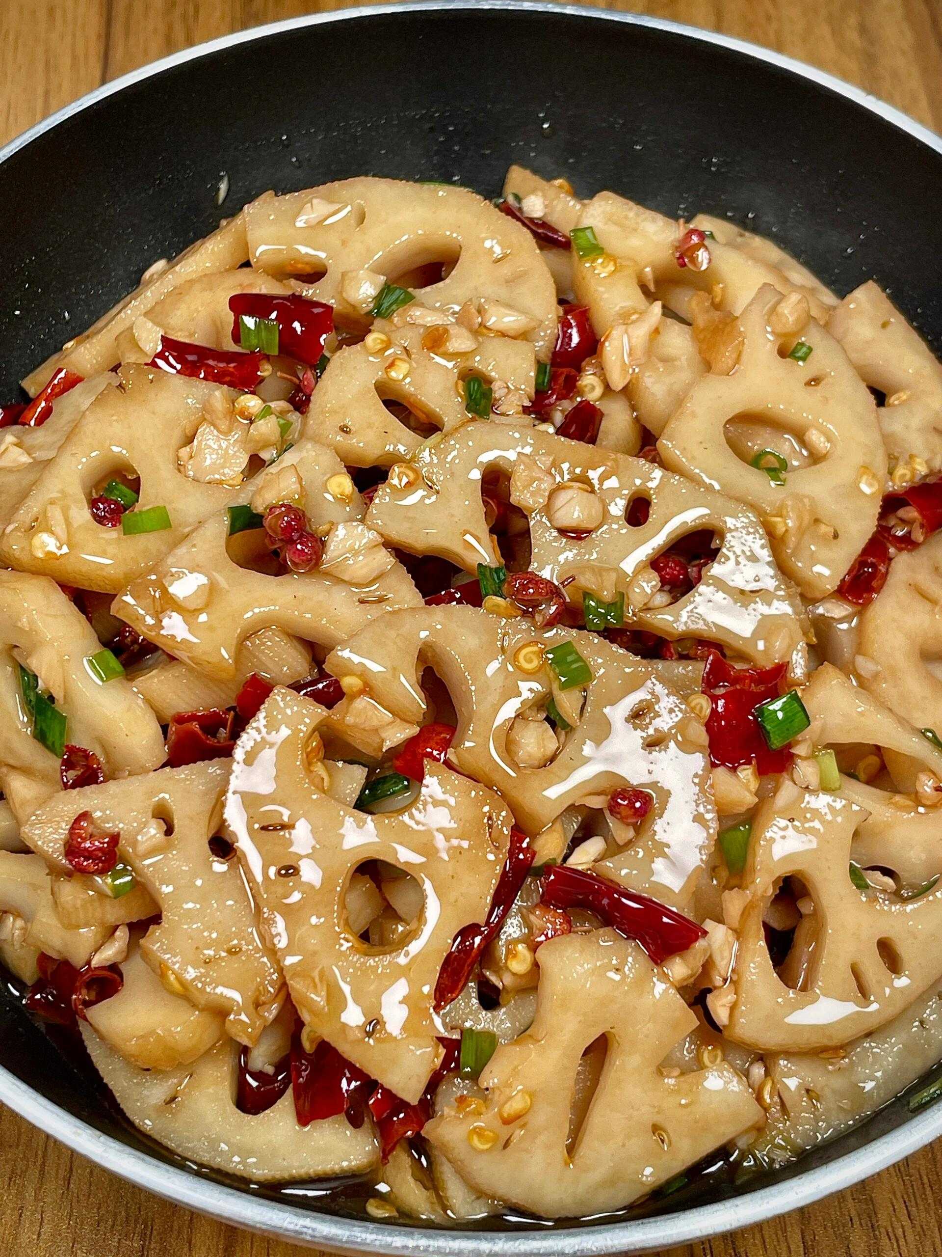 巨爽口的酸辣藕片,一上桌就香迷糊了!