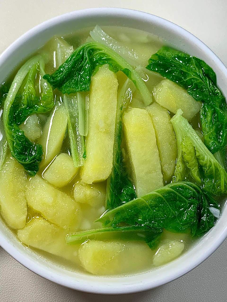 今天拿小白菜和土豆做个简单的土豆汤,巨好吃!鲜美可口,清爽解腻