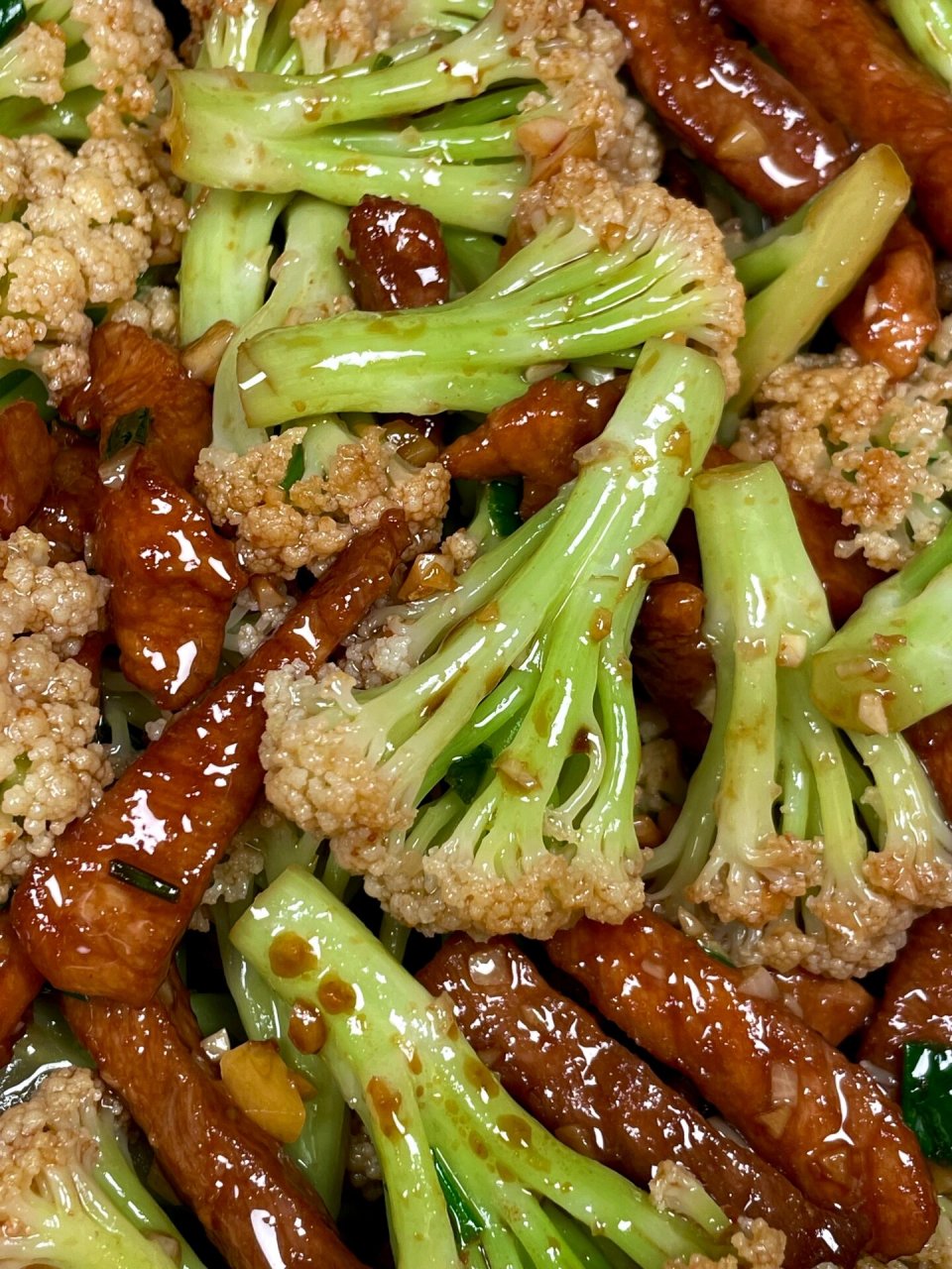 花菜脆爽可口,瘦肉嫩滑入味,好吃到停不下来了!