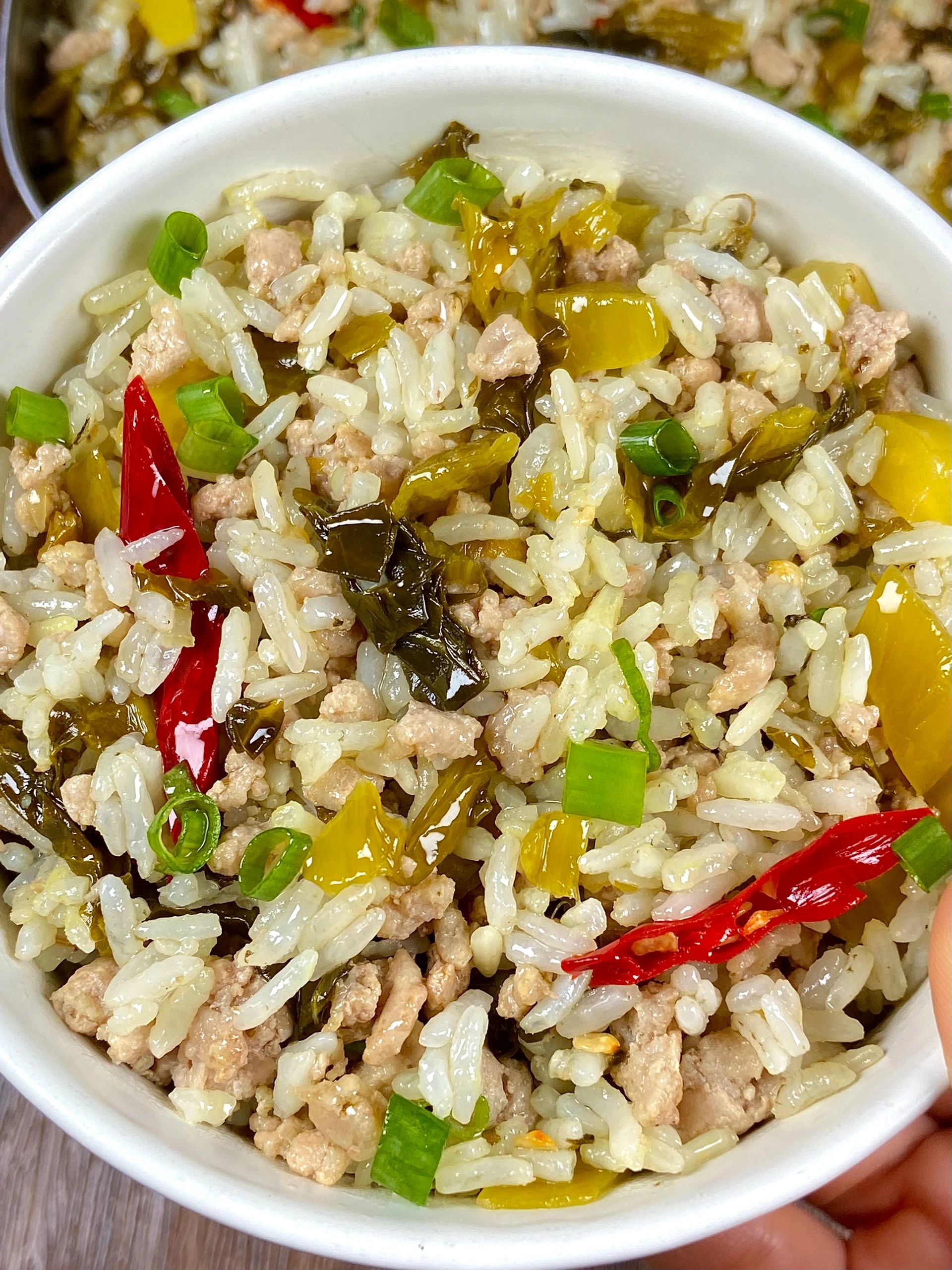 家里有剩米饭的,一定要去试试这个酸菜肉沫炒饭呀!