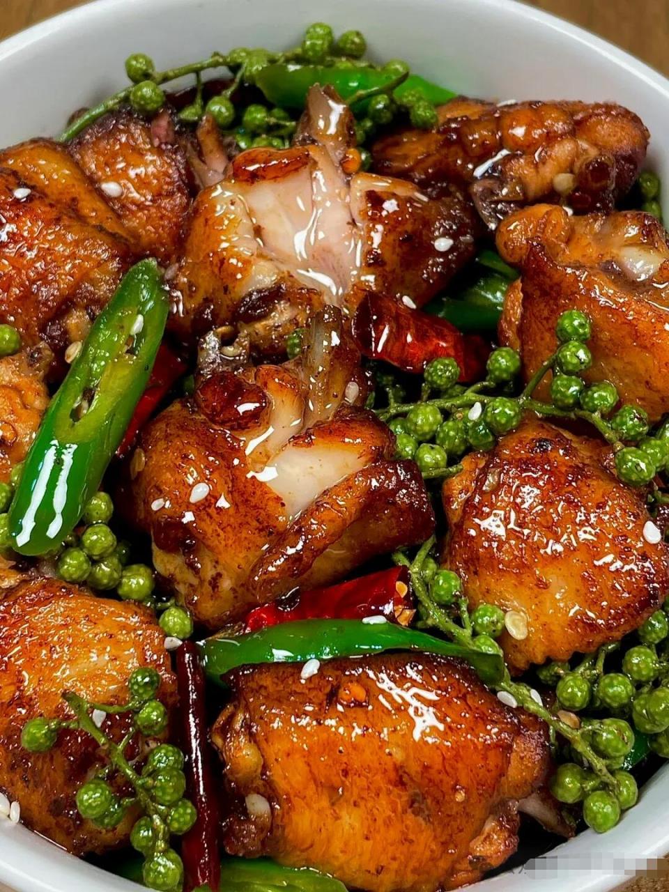 藤椒鸡翅的精确做法 藤椒鸡翅是一道具有浓郁四川特色的菜肴,以其独特