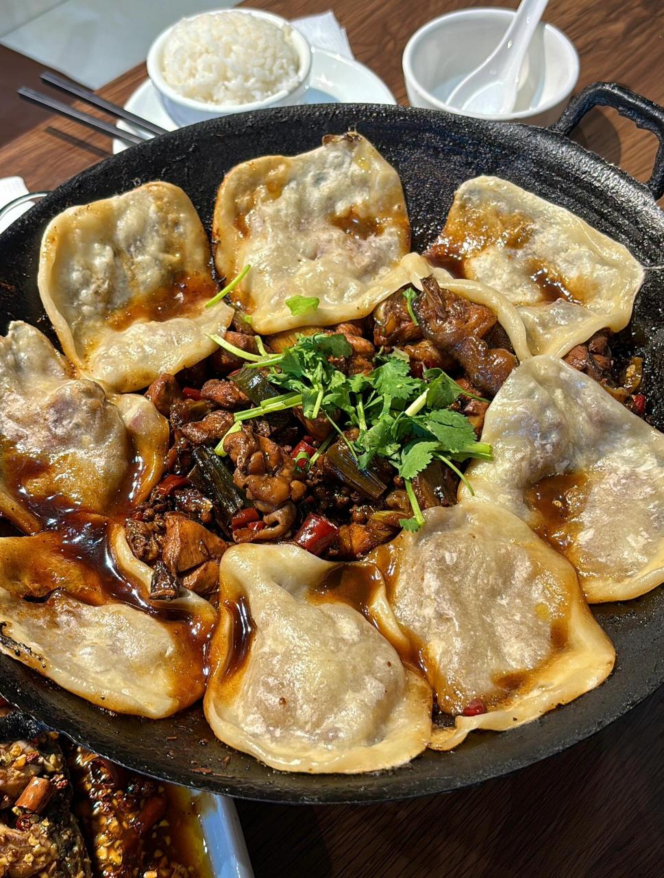 来徐州,怎么可能不吃爱地锅鸡贴饼子呢!