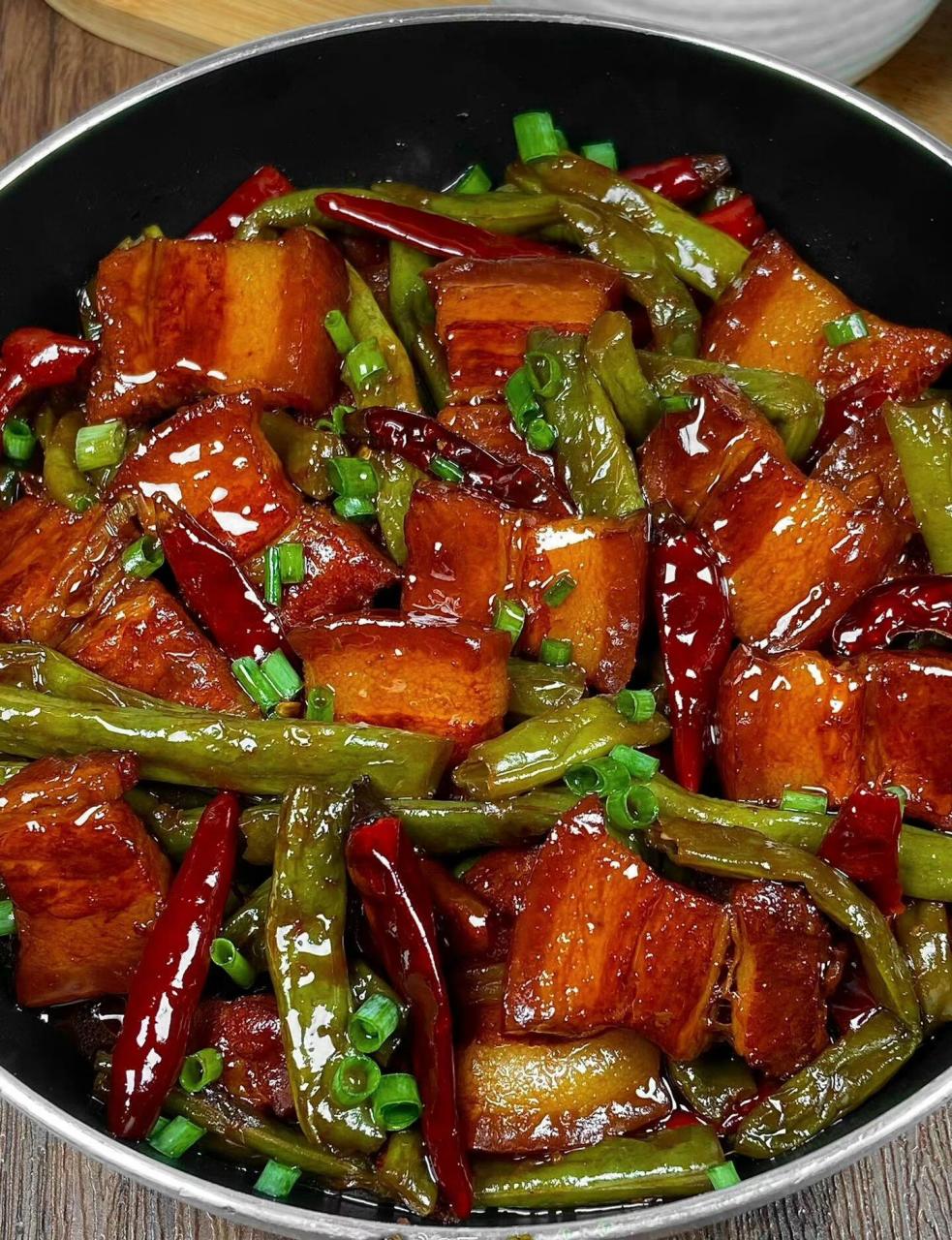 五花肉炖的很软烂,豆角也是很入味呀!加了干辣椒香香辣辣的!