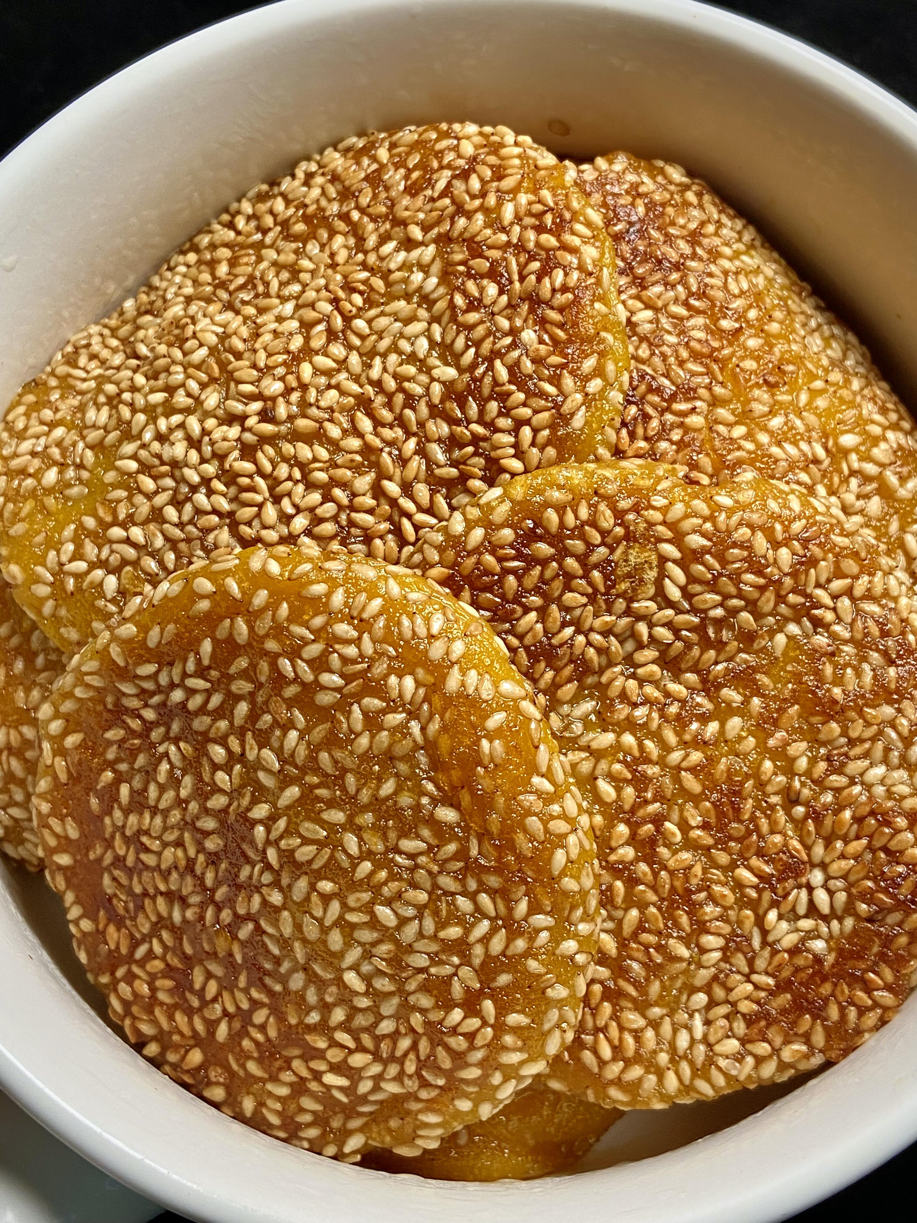 软糯香甜的南瓜芝麻饼来了,又香又甜超解馋,这样做南瓜饼