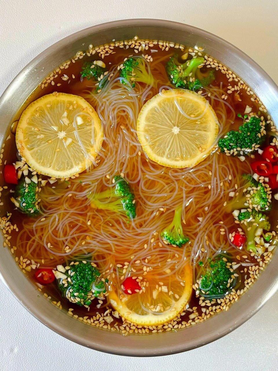 今天吃柠檬捞汁粉丝