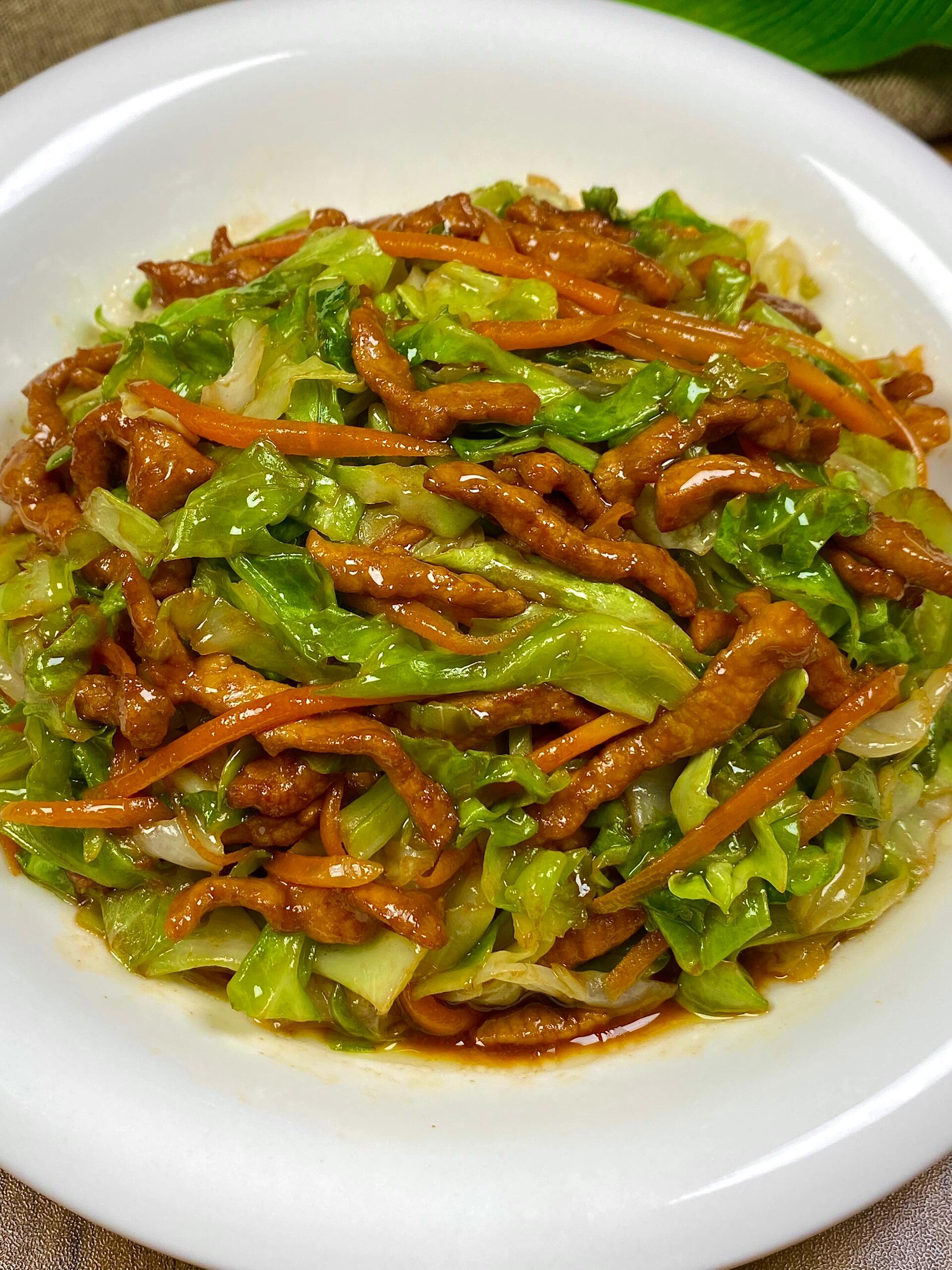 |包菜胡萝卜丝炒肉巨下饭一回家就让我爸安排上这道菜!