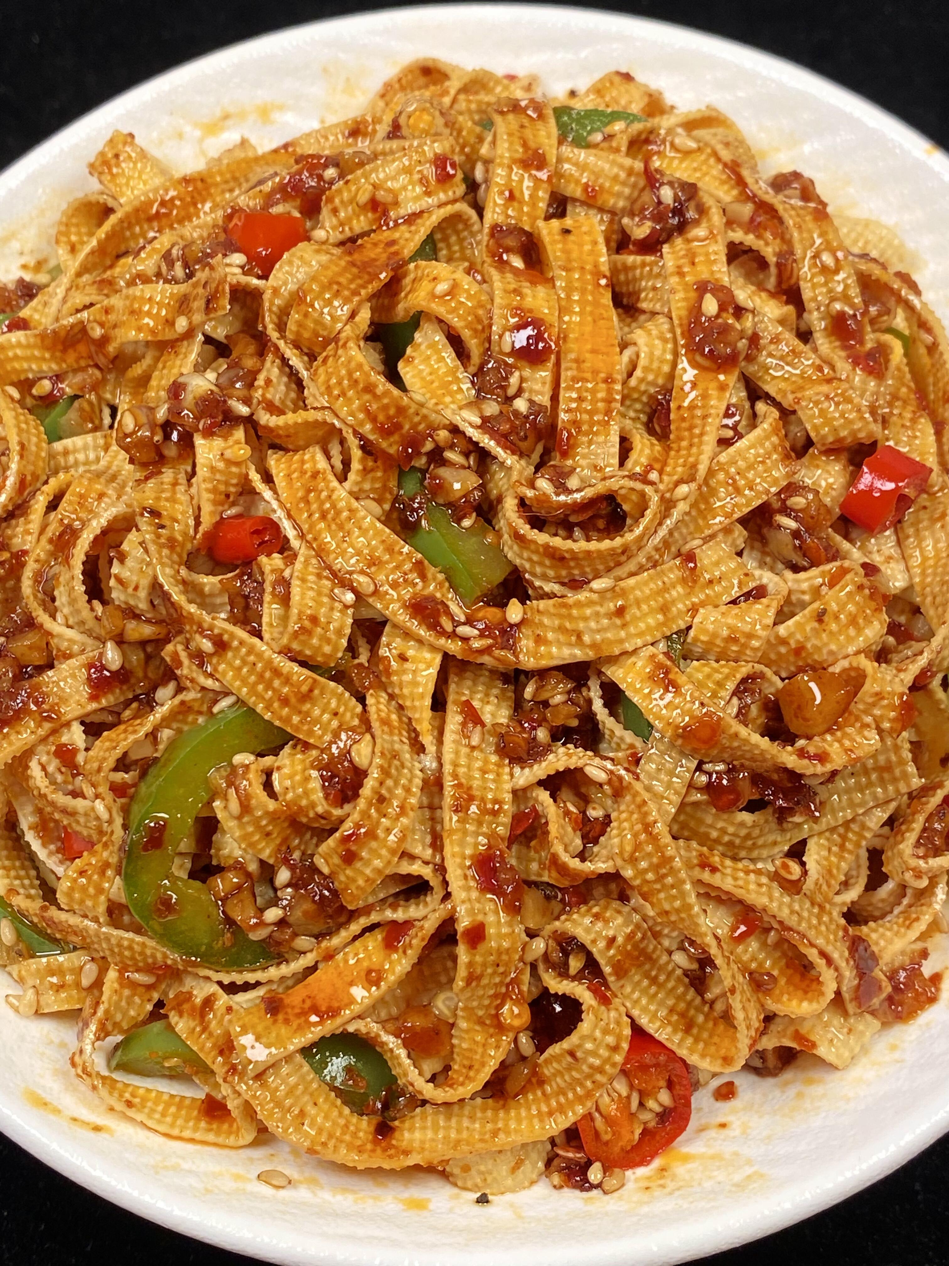 凉拌豆腐丝 酸辣爽口,每一条细丝上都裹满了酱汁,吸溜一口,真的巨解馋