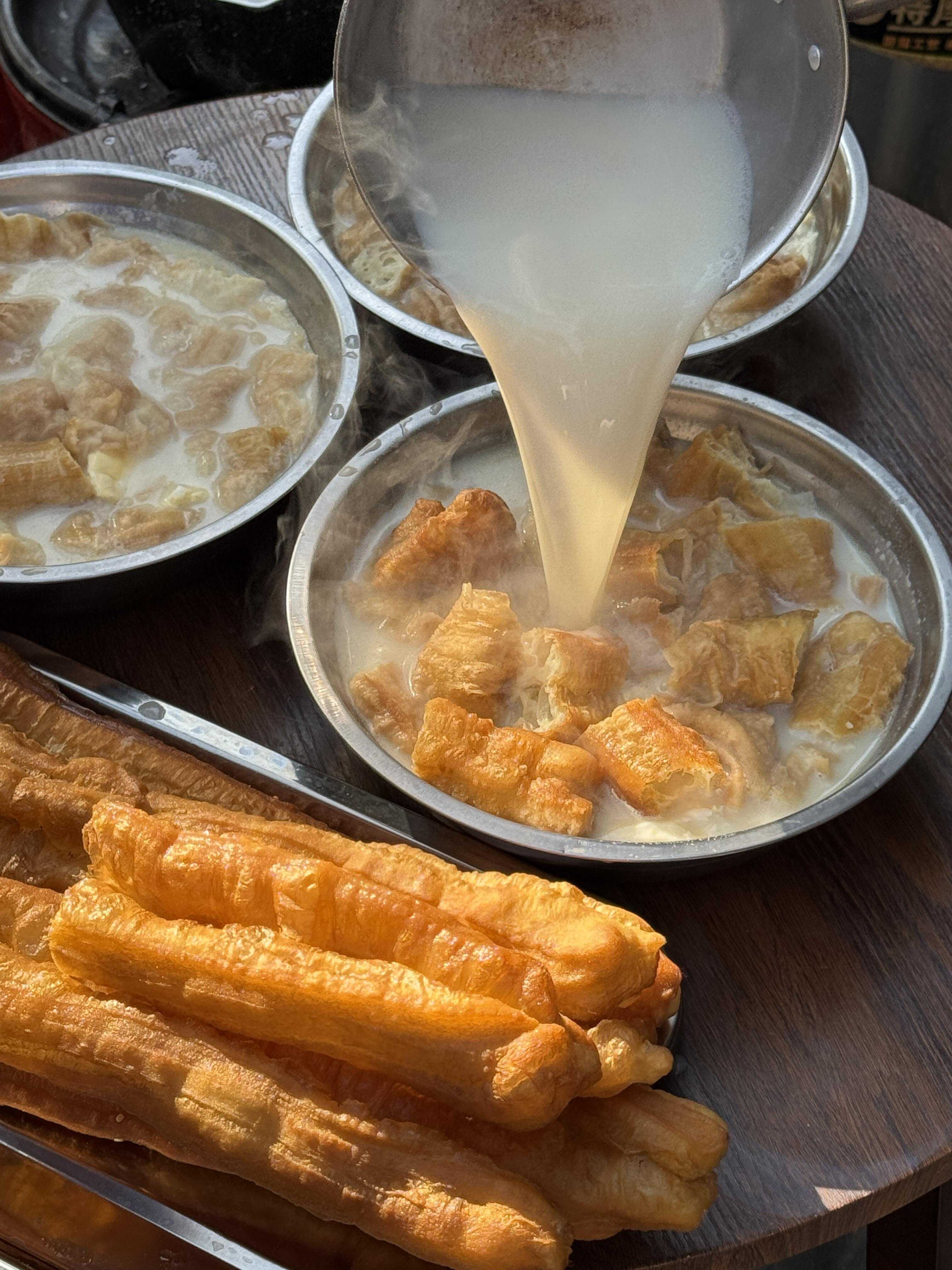 老式豆浆油条好好喝啊!就在新街口! 老式豆浆现磨现煮才2r!