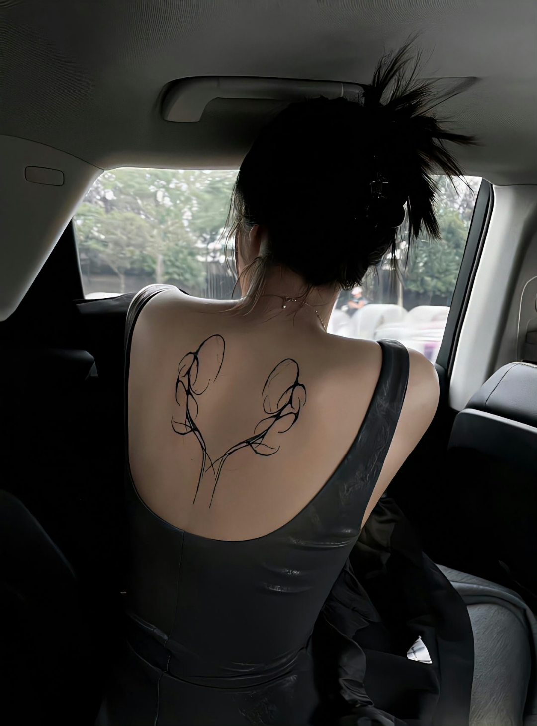 女人跟你在一起,无非图你两样东西,一是精神支柱给