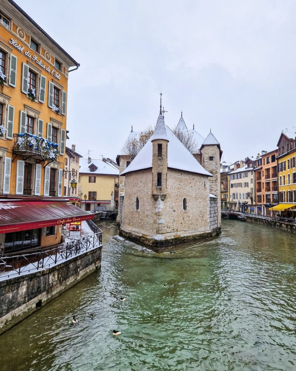 法国安纳西小镇的冬日雪景90 . 676767