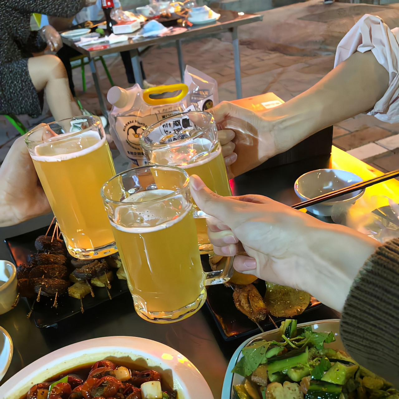夏天 好友 街头 烧烤 啤酒 晚风 都太浪漫了![干杯] 676767