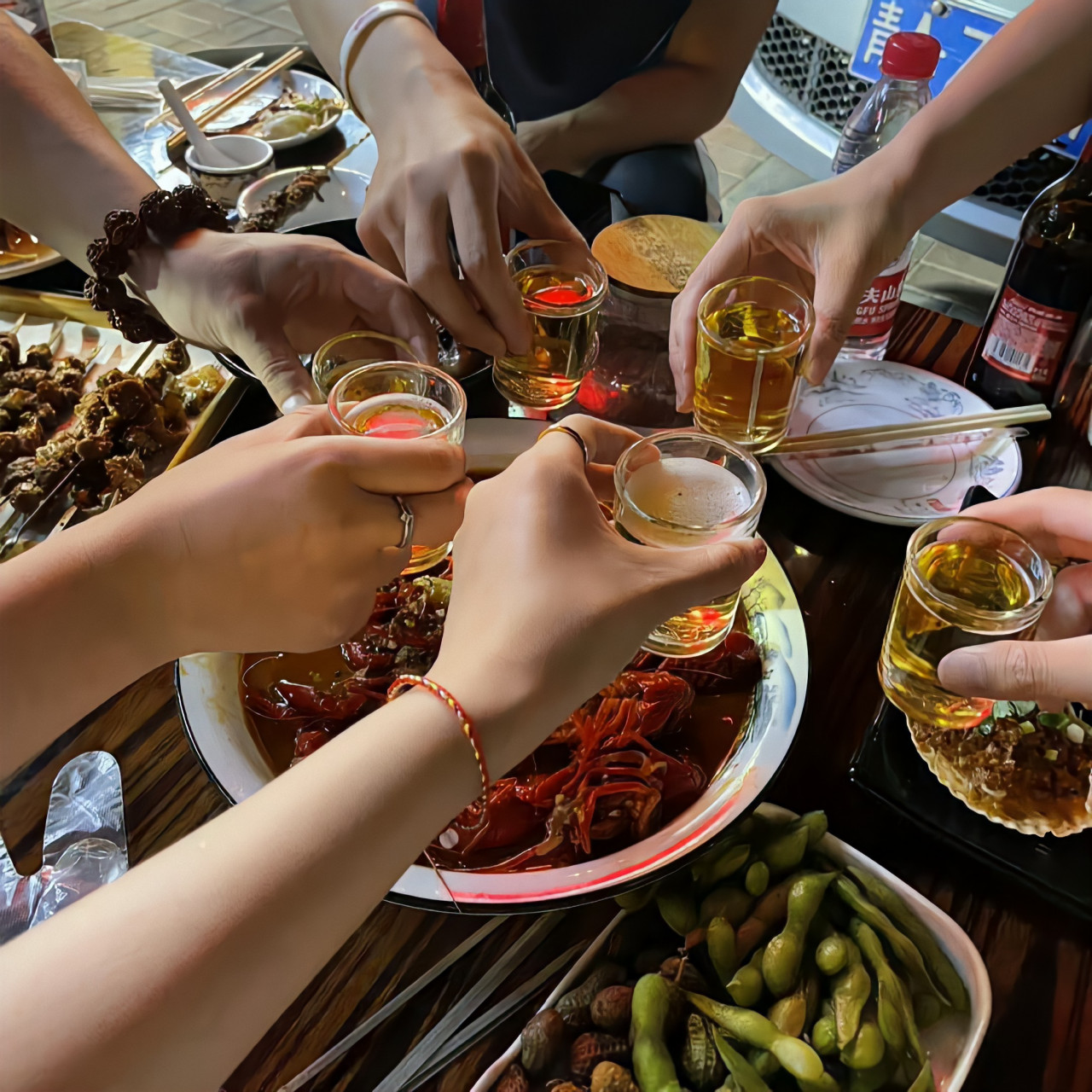 夏天吃饭喝酒图片图片