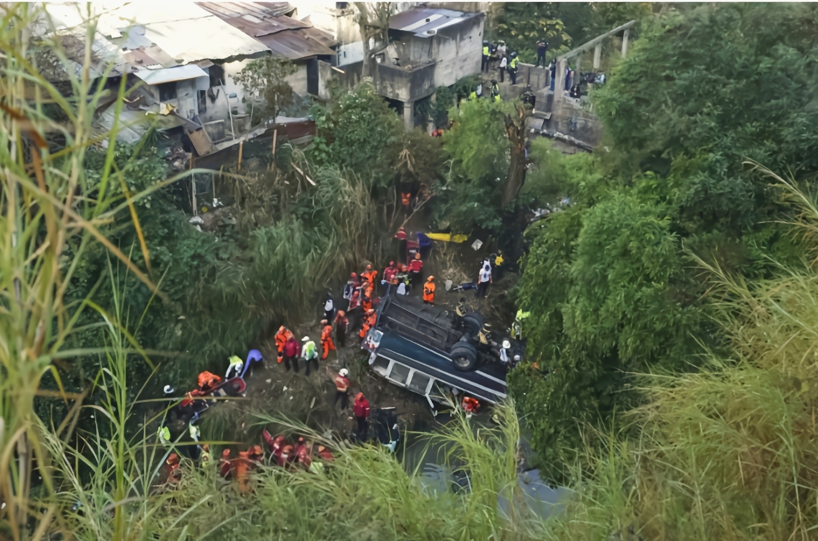 大巴车坠入峡谷,55人遇难!