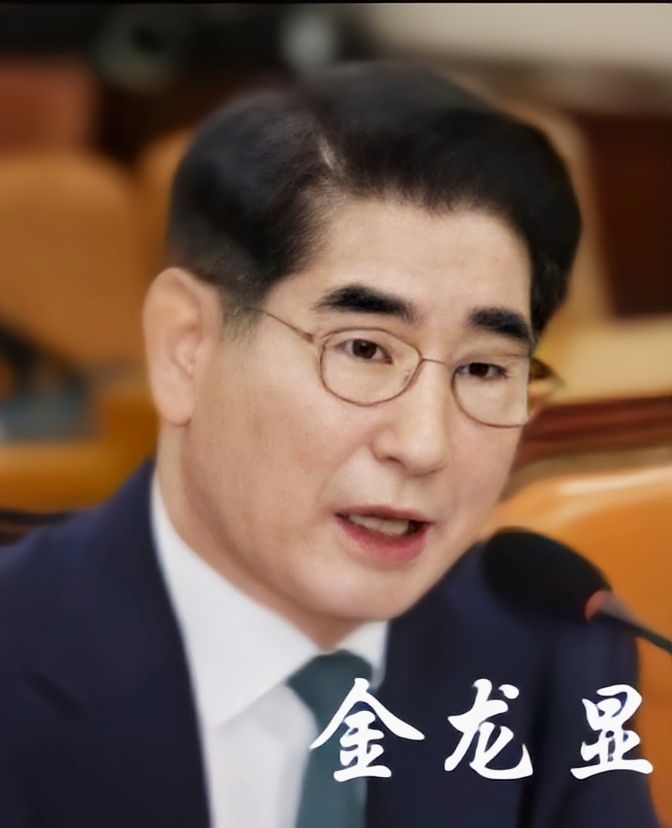 他们是:前防长金龙显 前戒严司令部司令,陆军参谋