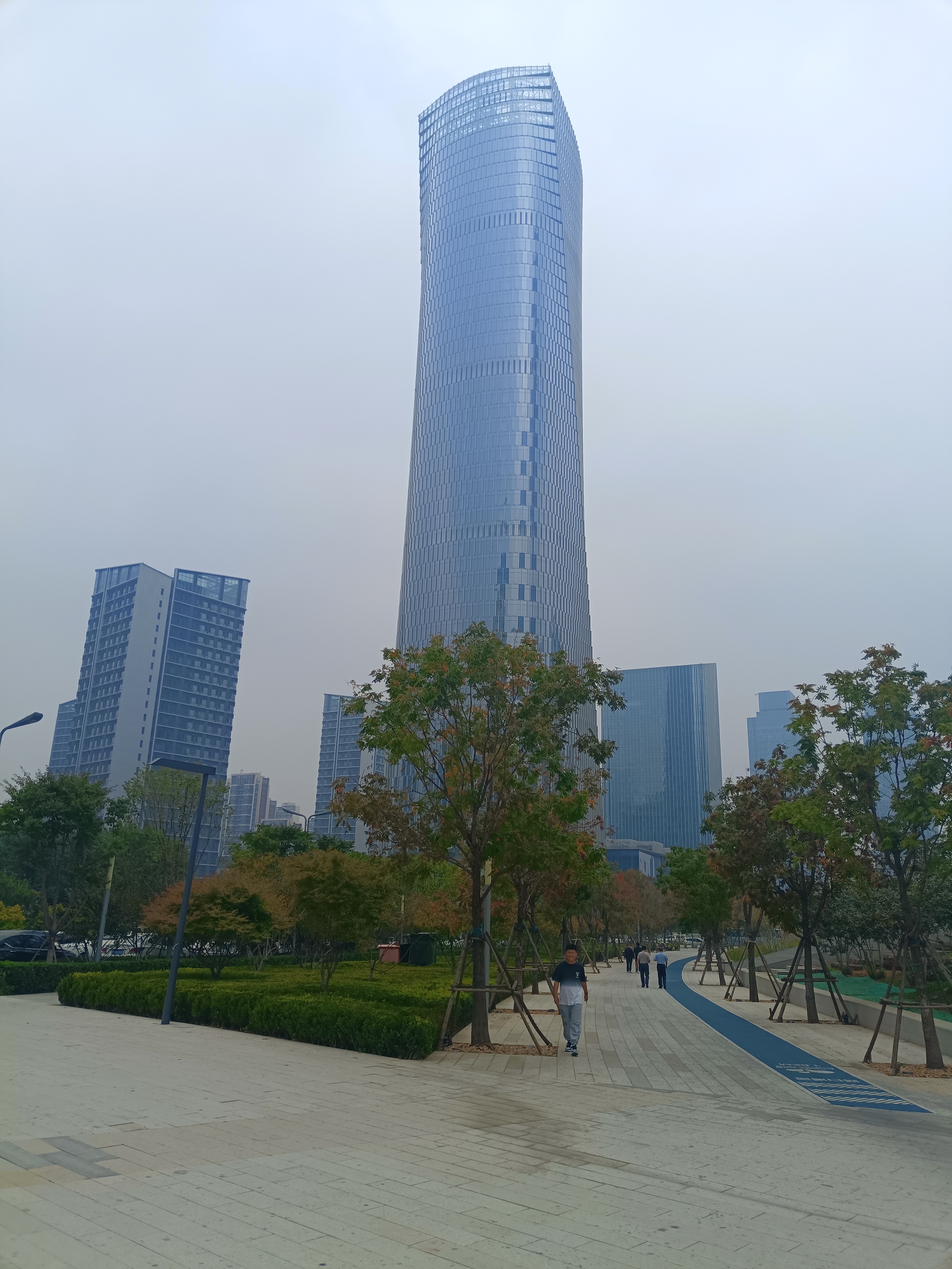 标题:城市之峰,自然之云