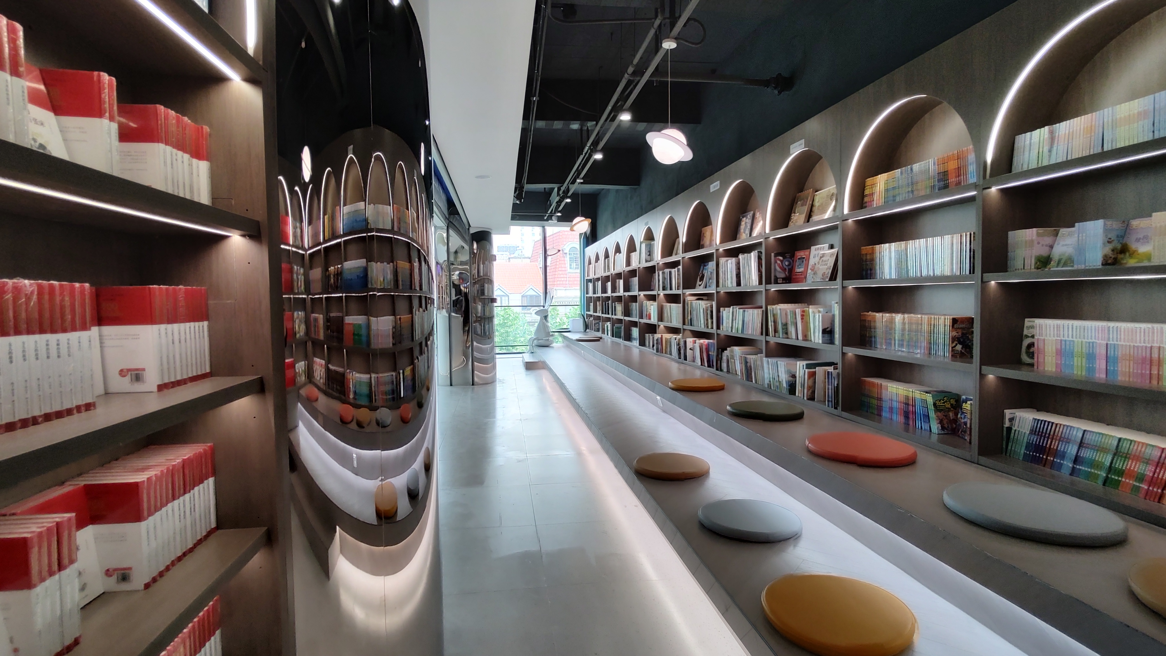 时尚新潮的装饰让我们感受到时代的变迁,丰富的书籍