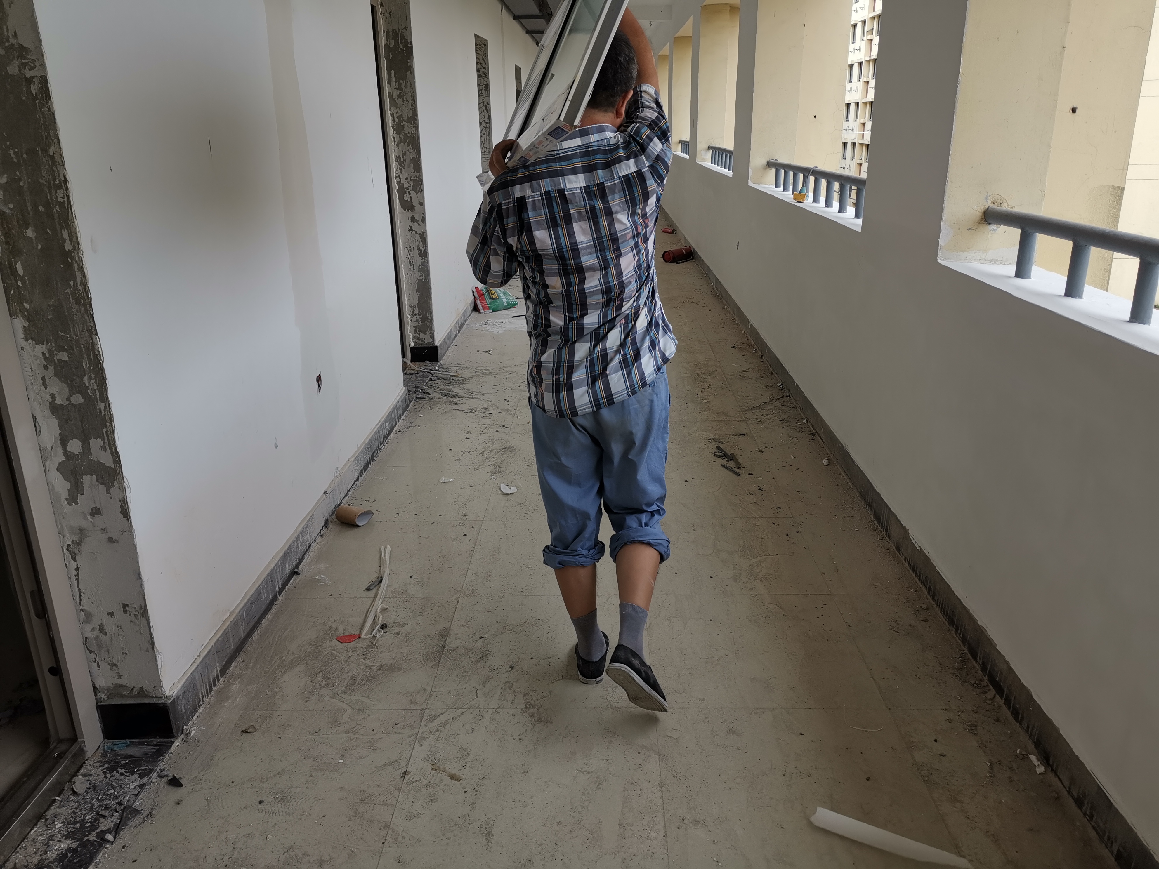 就算是酷暑难耐的日子,空身人走路都汗水直流,何况搬着东西一步一步