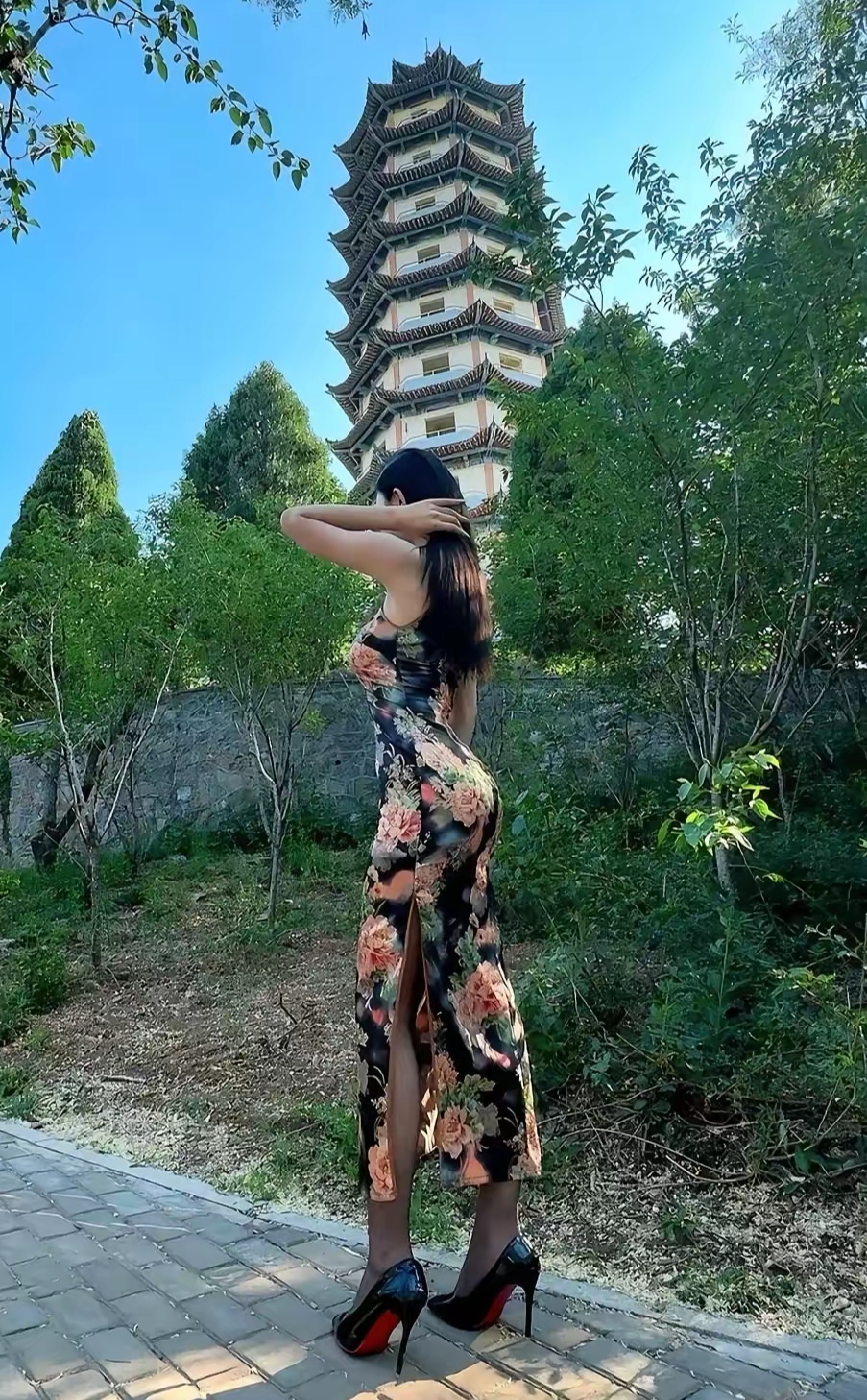 旗袍背影杀,真是迷人至极. 修身的剪裁,将身材完美凸显,尽显优雅韵味!