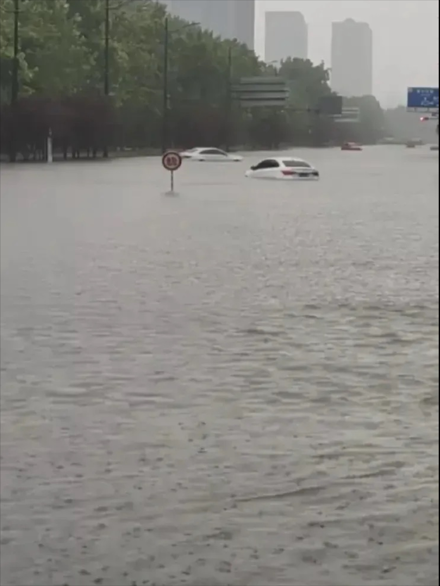 郑州下雨图片图片