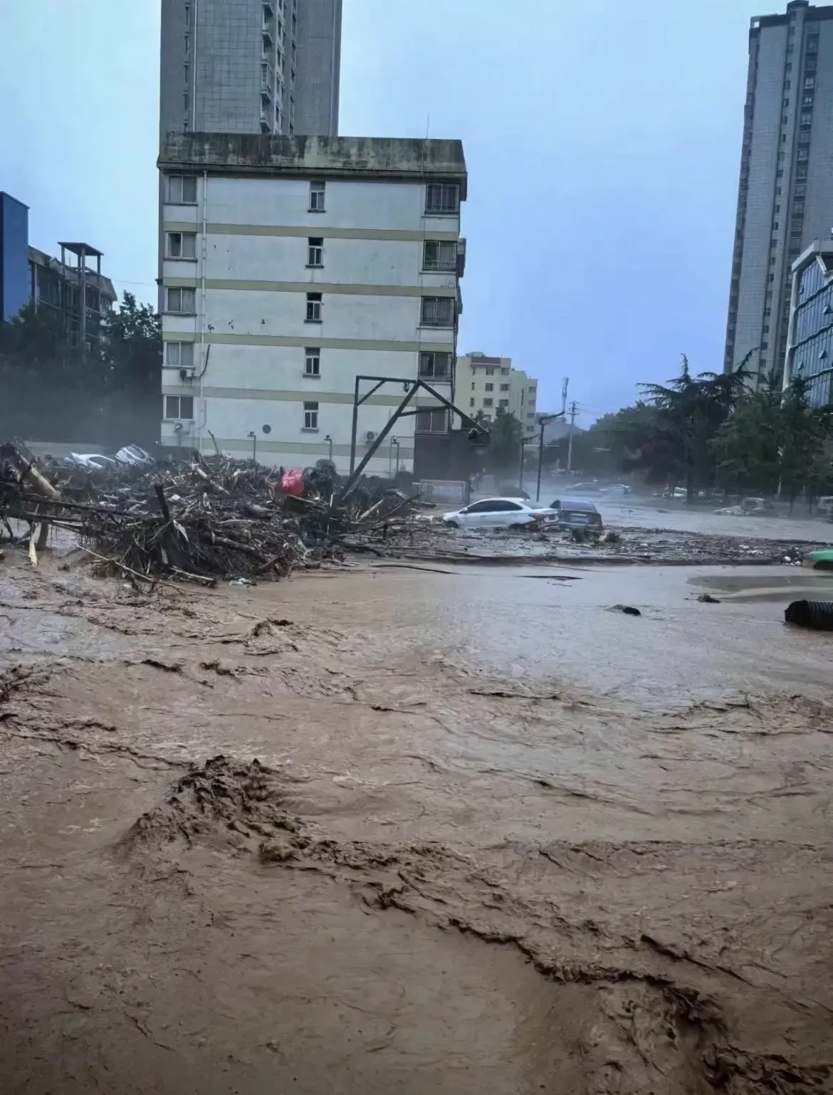 户县大雨图片