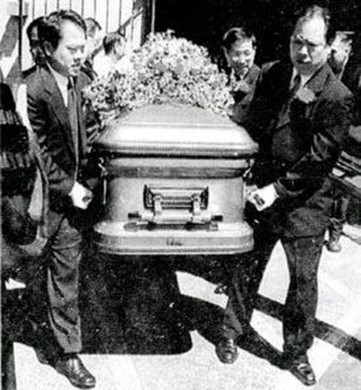 千古功臣张学良 张居仁,张居信带头为爷爷扶灵 张学良与于凤至的孙子