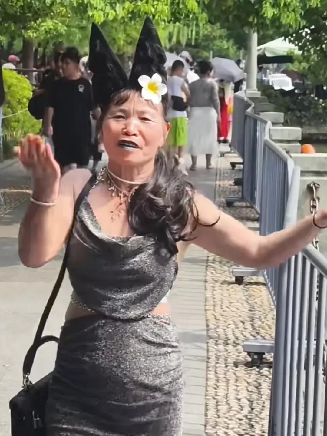 大妈迈着自信的步伐走来,看到有人拍照还送飞吻,68也能走出18的感觉