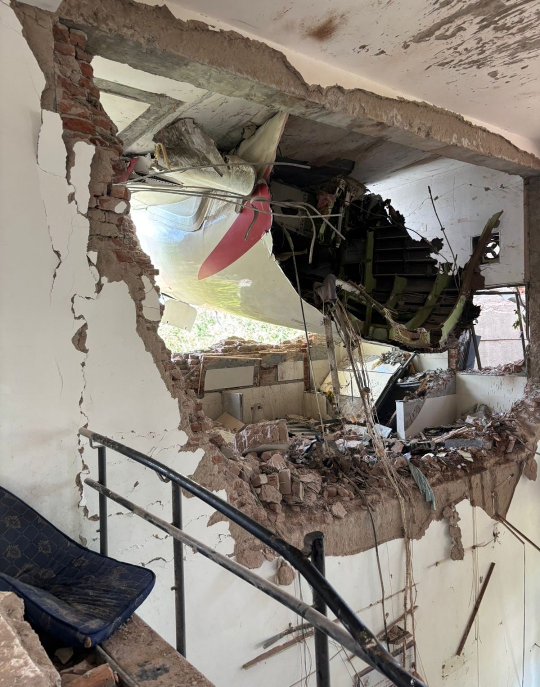 印度航空一架波音787刚起飞就出事,没撑几分钟,竟然直接砸向