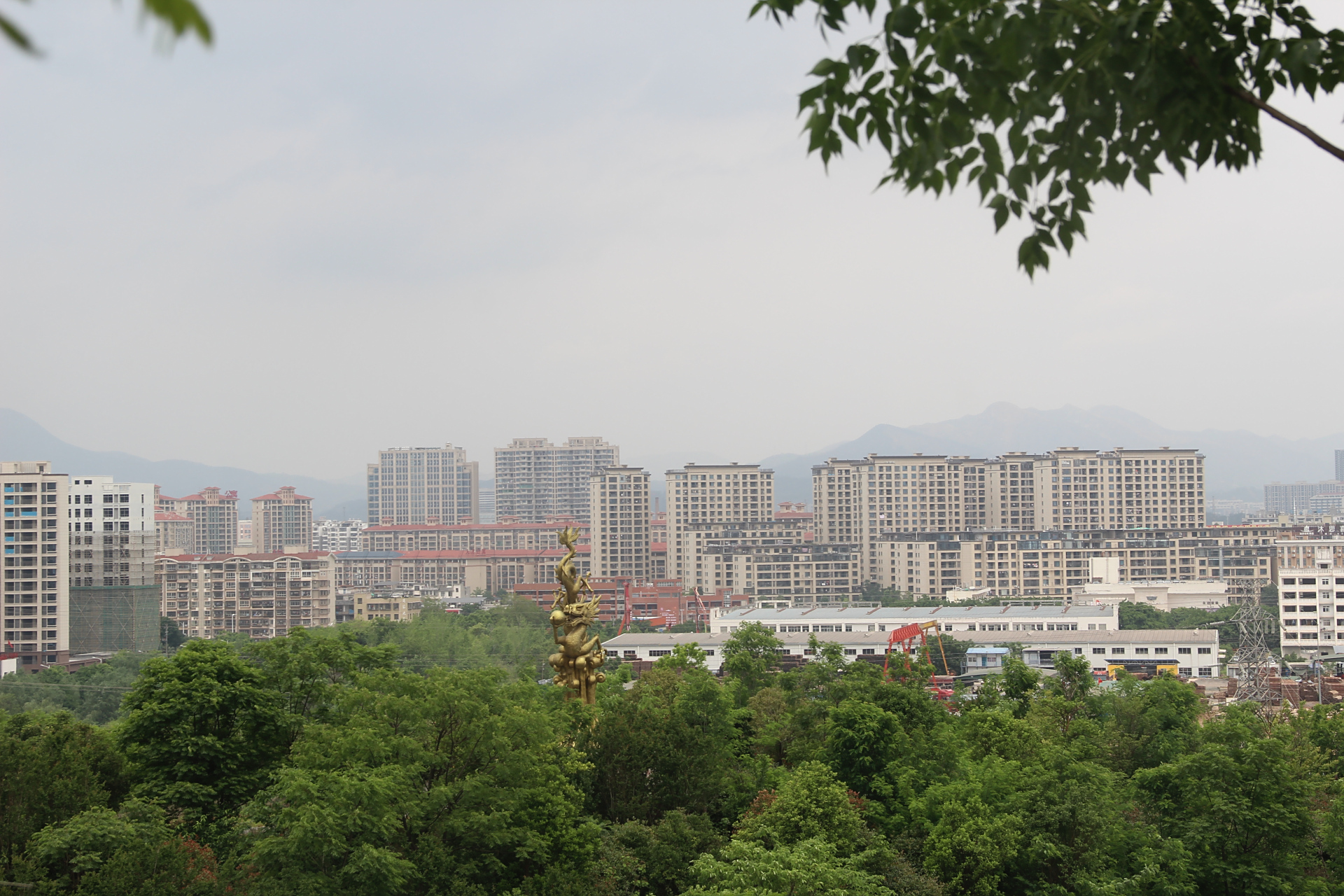 从蟠龙公园俯瞰赣州.