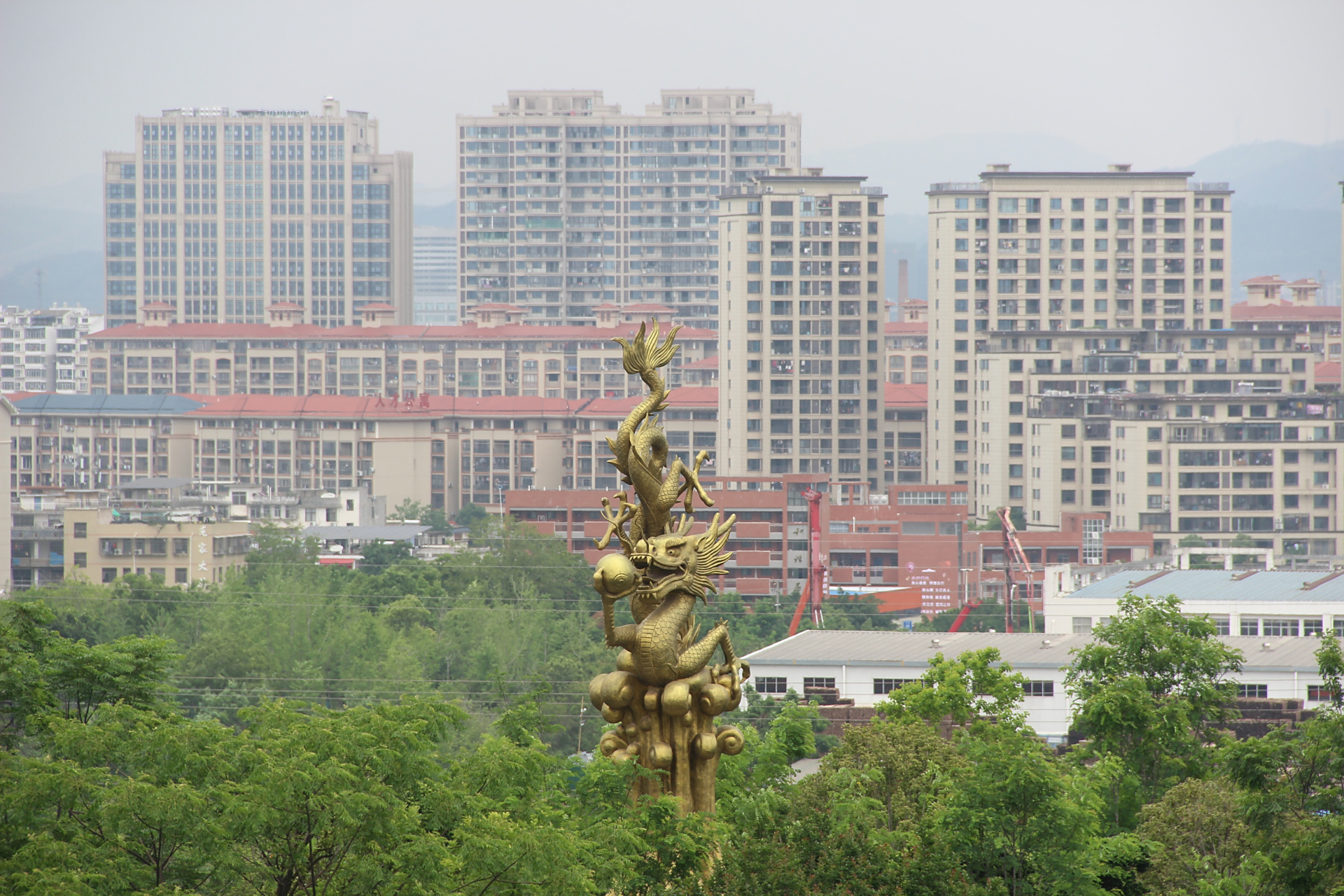 从蟠龙公园俯瞰赣州.