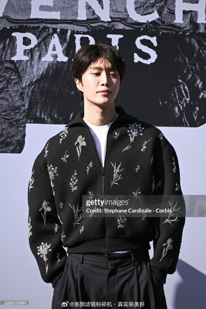 白袜黑鞋大码七分裤,范丞丞还特意弄了鼻钉,好混乱且格格不入的穿搭