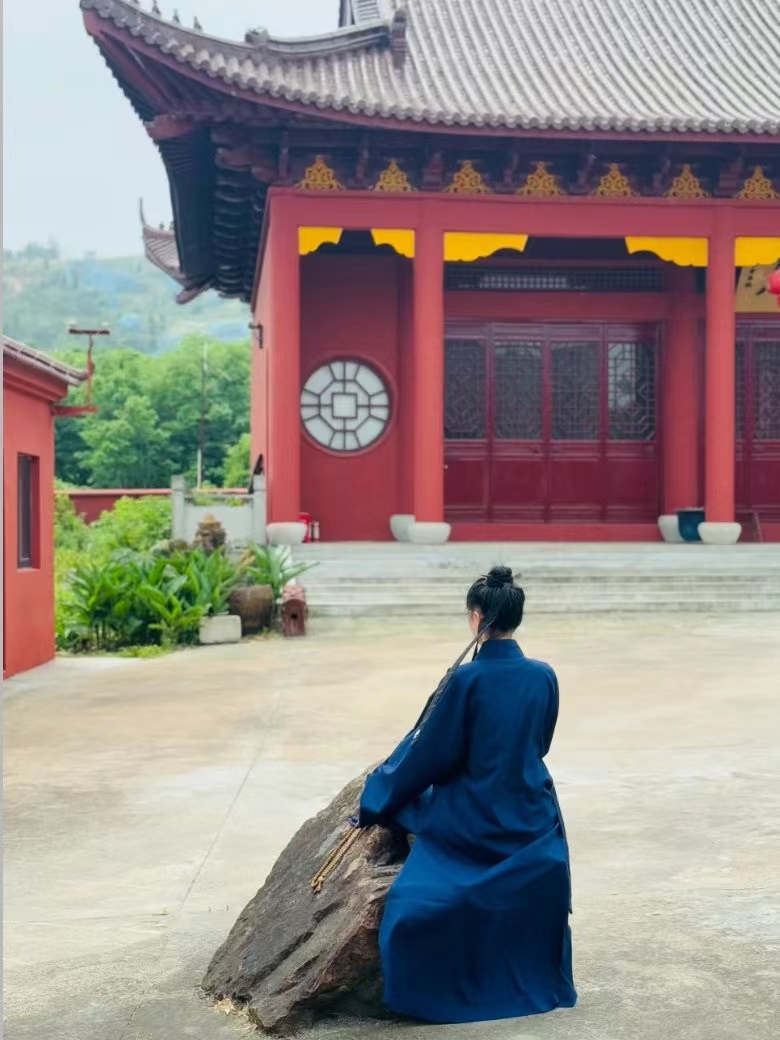 图片女道士背影图片女道士背影道姑背影图片女道士打坐背影道士背影图