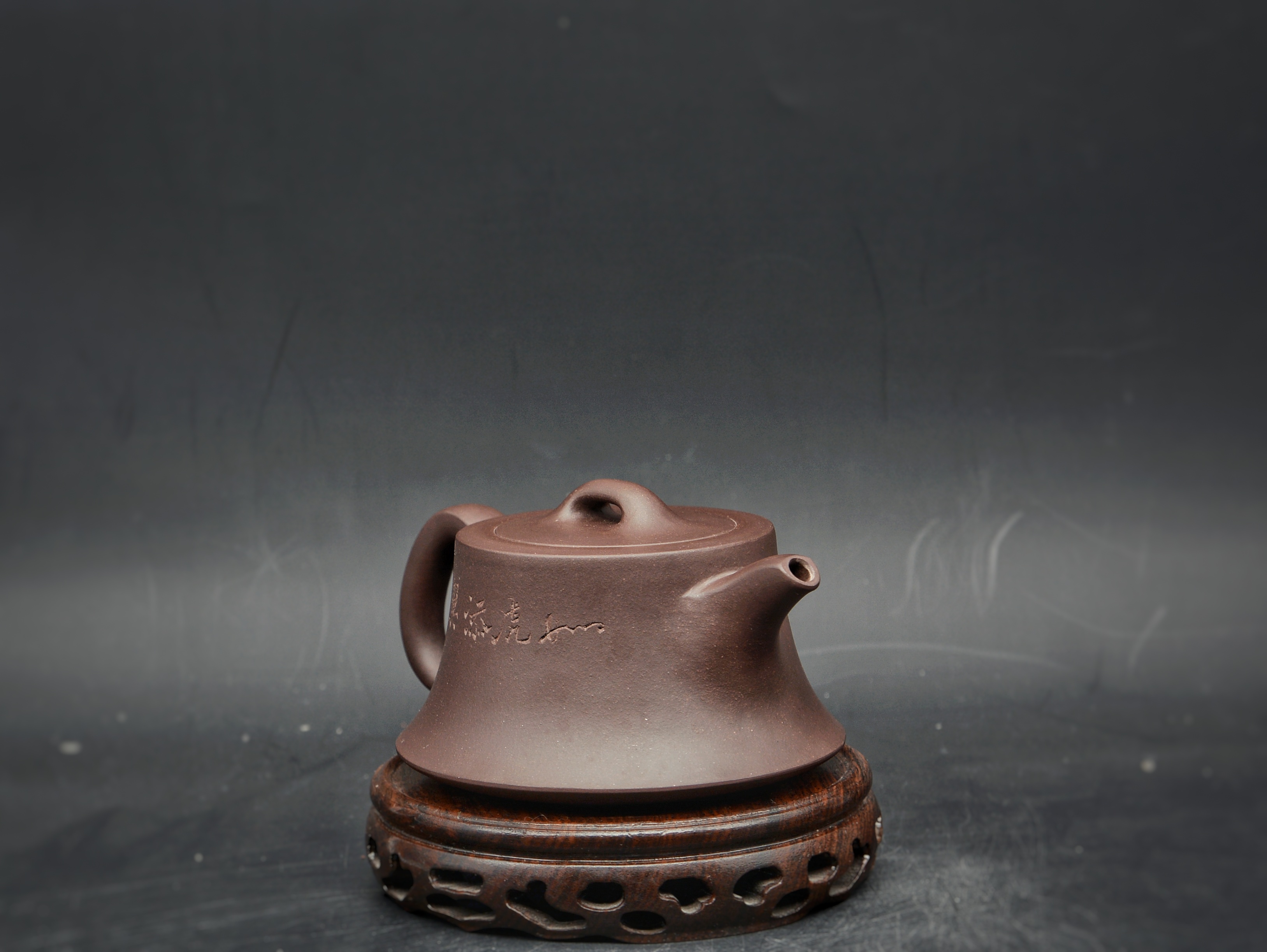 虎年如虎添翼 高工尹旭峰制壶 丁亥年67大名家范曾刻绘 老紫泥精工