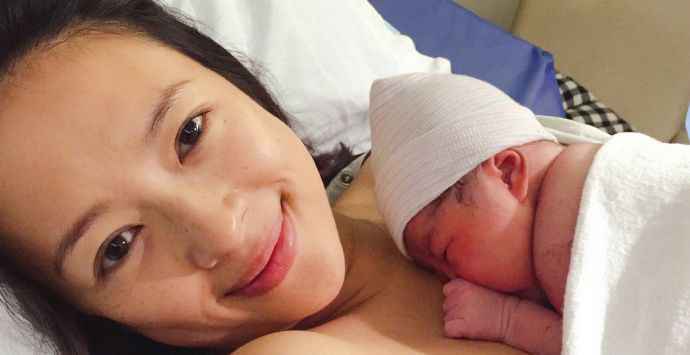 "照片中,章子怡素颜抱着刚出生