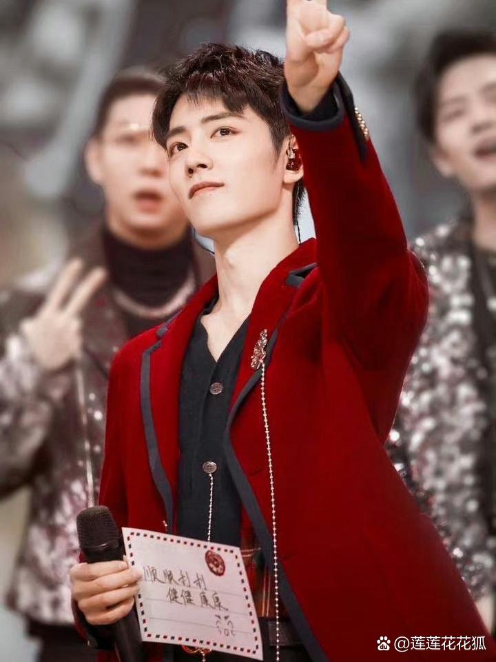 在东方卫视跨年的舞台上,肖战用歌声征服了全场观众.