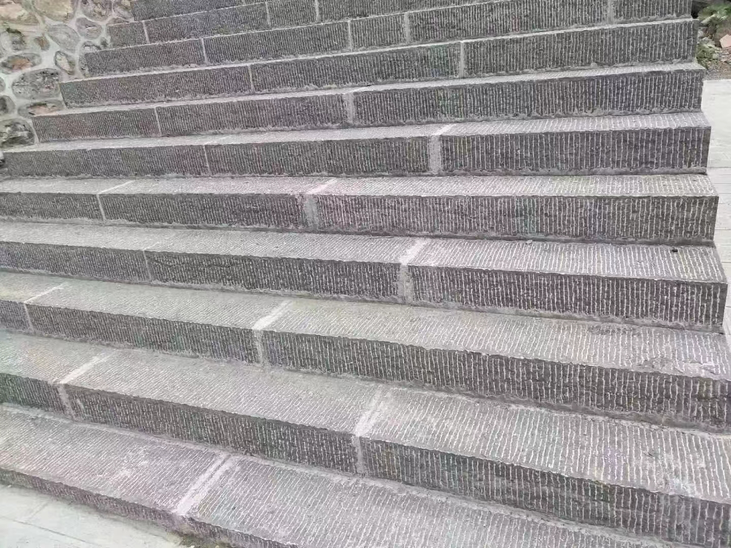 96深灰色青石板,仿佛承载着岁月的秘密,每一块都诉说着不同的故事.