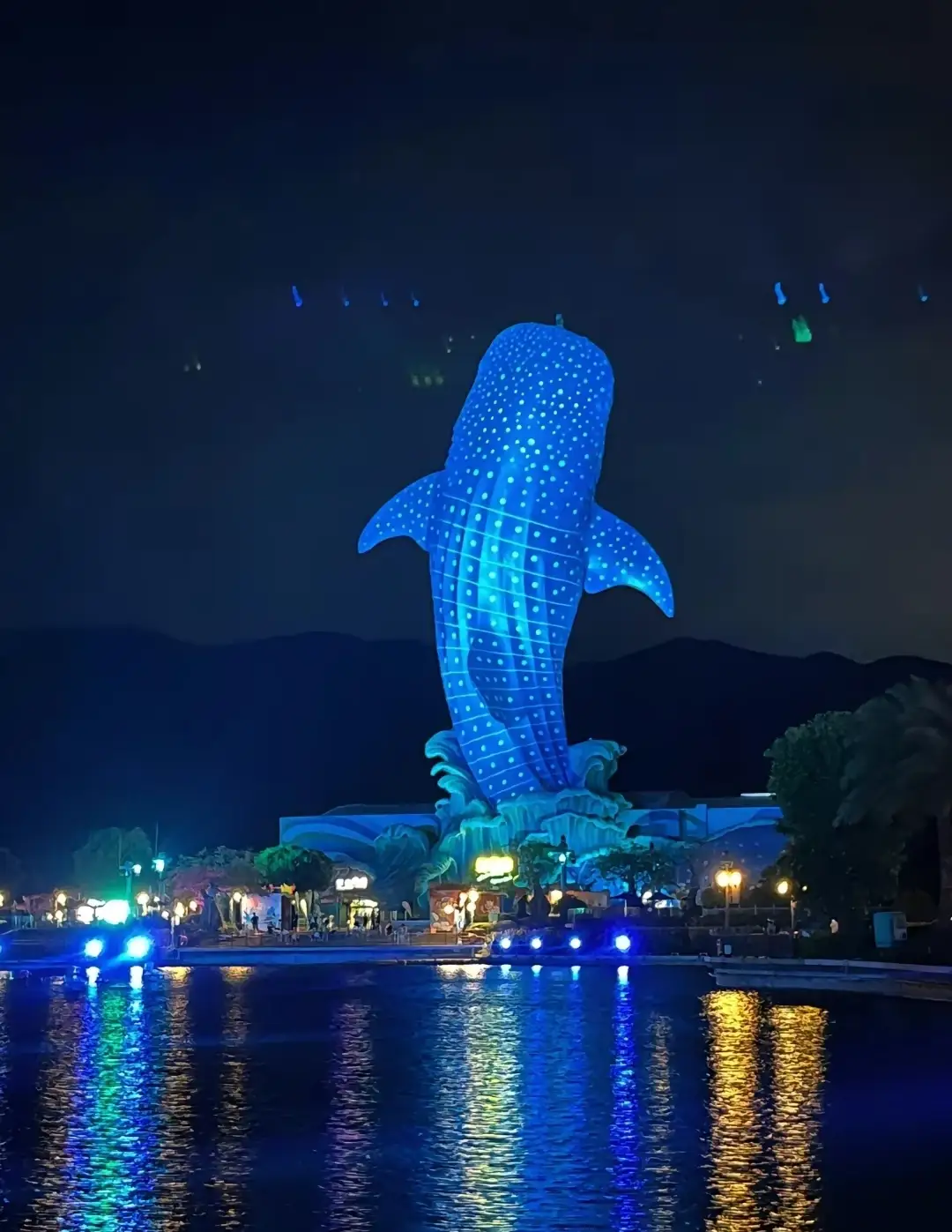 珠海的标志性建筑,远远看去,可见一大一小两组"贝壳",这里是中国唯一