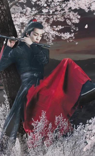 树下笛声起,落花纷纷,吹笛人眼神专注,衣袂飘飘,画面唯美,引人遐想