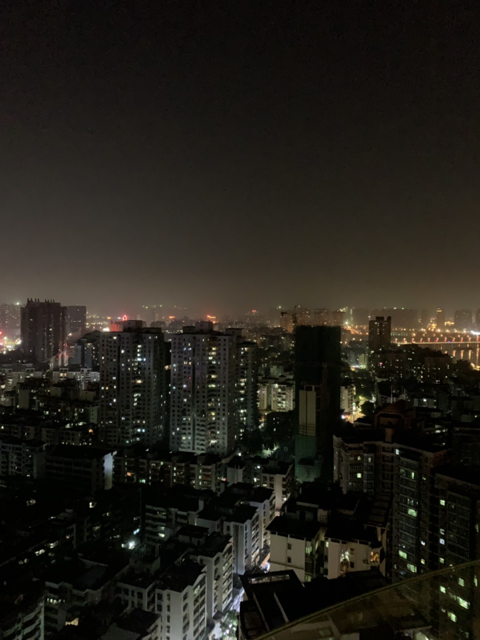 别人笑我太疯癫,我笑他人看不穿. 不见五陵豪杰墓,无花无酒锄作田.