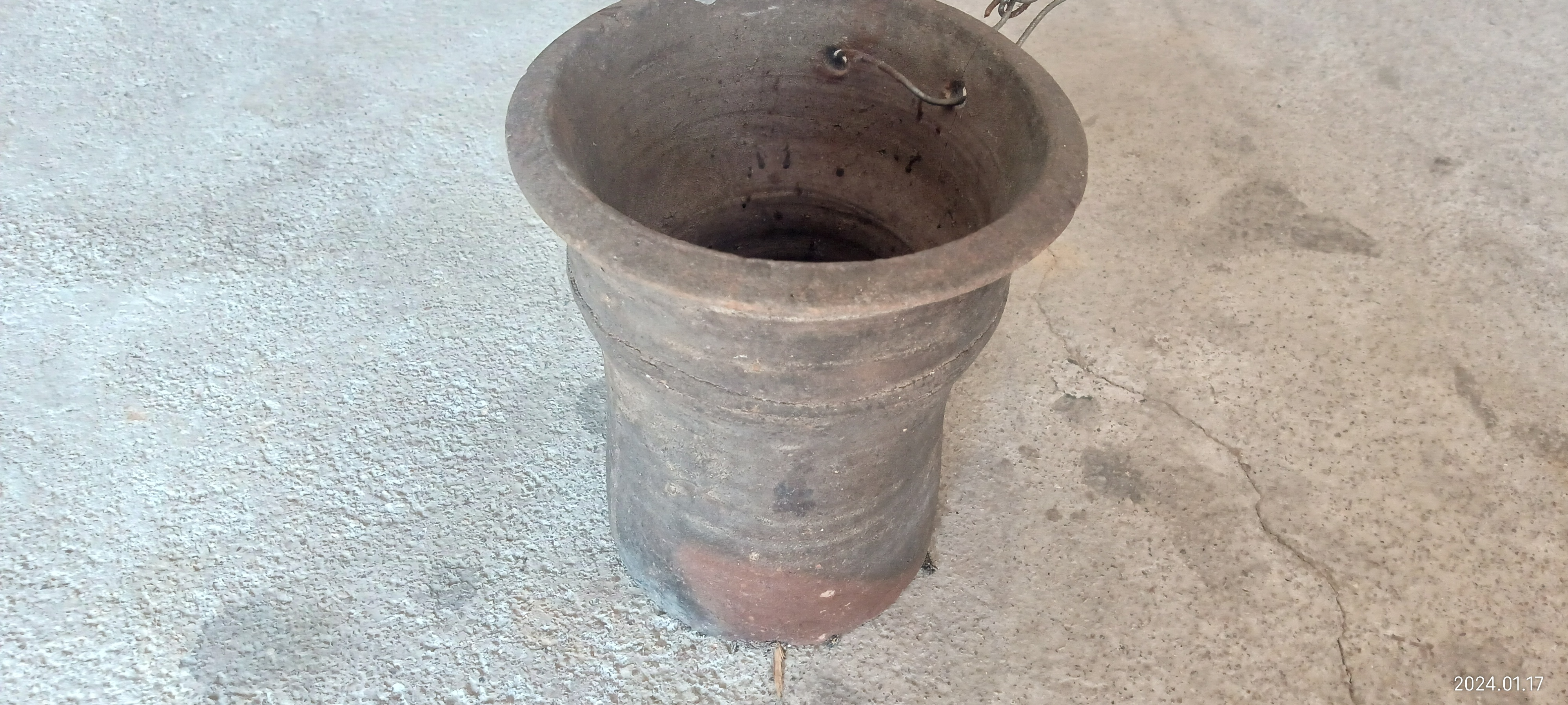 在岁月的沉淀中,这个生锈的铁制水桶见证了太多的变迁.