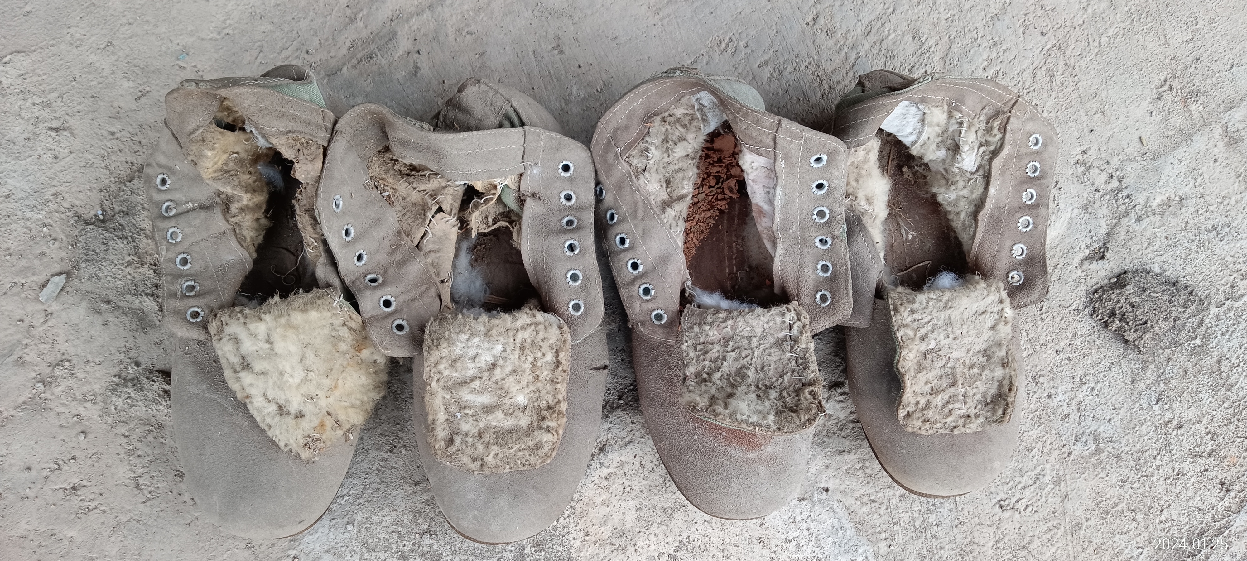 哎呀,这双鞋子好可怜呀,鞋底都磨破了.它们一定经历了许多风雨和坎坷